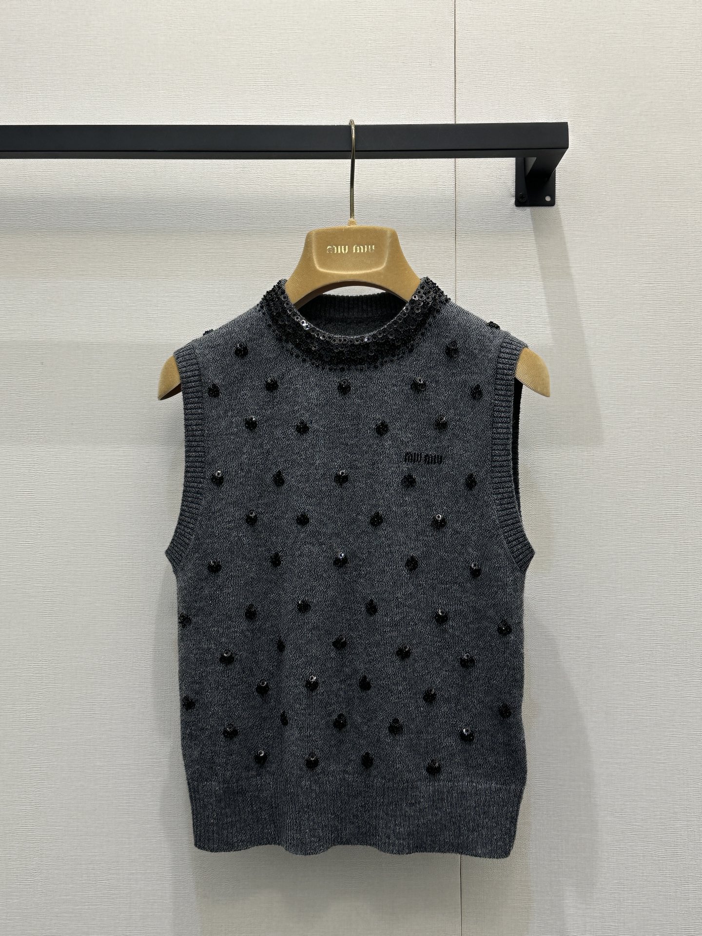 NO:730493,Miumi* 25Fw new autumn and winter sequin embroidered cashmere knitted vest exclusively developed!  High quality production!  The tassel glitter on the neckline + three-dimensional four-leaf flower embroidery all over the body, the iconic 'girly elegance', reflects the light under the light but is not exaggerated; the soft and waxy cashmere fabric is close to the skin without being tied, and the slim fit can highlight the waistline, and it will not be bloated when layered with shirts/basements; this is not an ordinary knitted vest, it is the king of autumn and winter style that can be 'layered casually' with its own highlight. Size S M  L big goods real shot,,miumiu,shirts,19860909Miumi* 25Fw秋冬新款 亮片刺绣羊绒针织背心 独家开发！高版出品！领口的流苏闪片+满身立体四叶花刺绣,标志性的“少女贵气”,灯光下细碎反光但不浮夸；软糯的羊绒面料,贴肤不扎,修身版型既能衬出腰线,叠穿衬衫/打底也不会臃肿；这不是普通的针织背心,是能让“随便叠穿”都自带高光的秋冬王炸款 码数S M L大货实拍,,miumiu,shirts,,Women's clothing