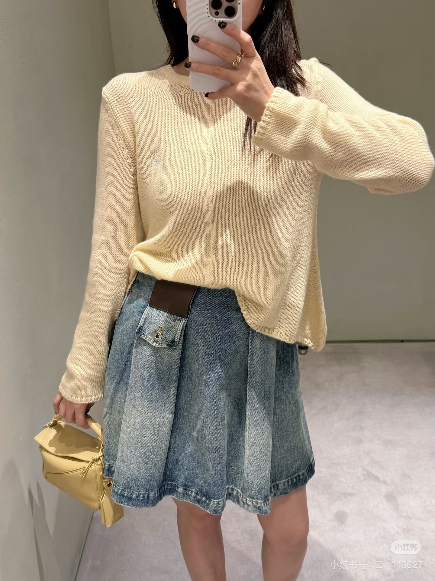 NO:715908,Loew* 26Ss early spring new classic denim pleated skirt | Exclusively developed!  Top quality production!  Selected washed denim fabrics, with a vintage and distressed texture, and iconic three-dimensional pleated tailoring, outline a smart A-line skirt, easily modify the crotch line, and show a girlish sense of playfulness when walking; the leather logo on the side is matched with metal buttons, and the details highlight the brand style, retro and modern collide to create a unique charm. Ready for sale S/M/L,, loewe, skirts,19860909Loew* 26Ss早春新款 经典丹宁牛仔百褶短裙丨独家开发！顶级高版出品！甄选水洗牛仔面料,自带复古做旧质感,标志性立体百褶剪裁,勾勒出灵动A字裙摆,轻松修饰胯部线条,行走间尽显少女俏皮感；侧边皮质标章搭配金属纽扣,细节处彰显品牌格调,复古与摩登碰撞出独特魅力.现货发售S/M/L,,loewe,skirts,,Women's clothing