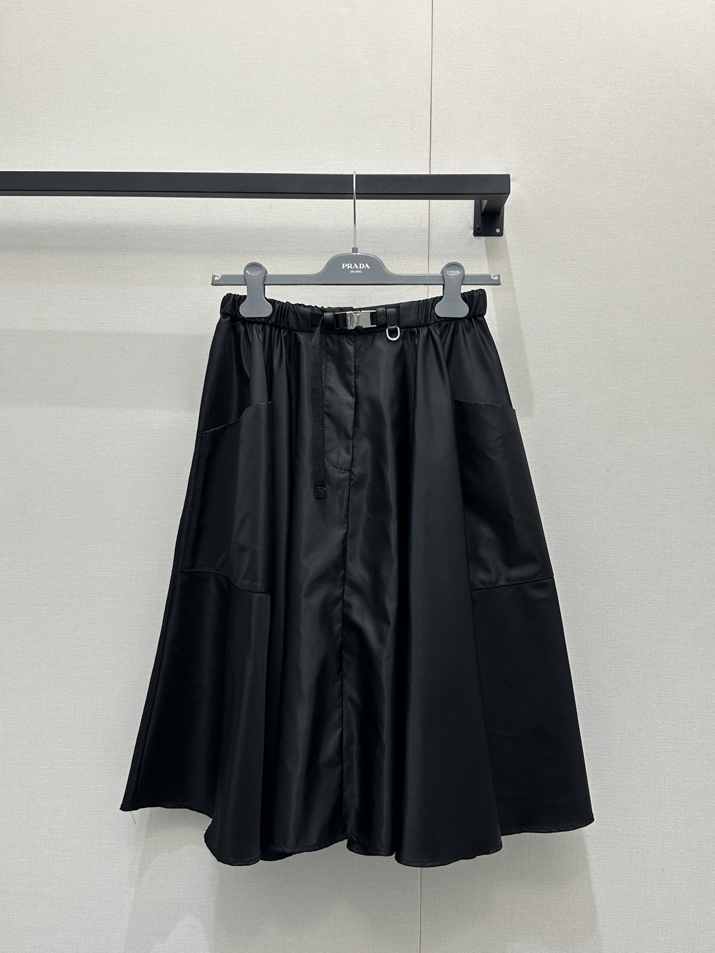 NO:717537,Prad* 26Ss early spring new elastic waist nylon pocket skirt | Exclusively developed!  Top quality production!  Made of iconic regenerated nylon fabric, the matte texture is retro and high-end, and the stiff and anti-wrinkle characteristics are suitable for wearing in many scenes. The detachable nylon belt with metal buckle at the waist can not only freely adjust the waistline to outline a neat waistline, but can also be removed and switched at will to change the style; the classic A-line silhouette is cut from the waist to the hip.  Naturally draped, the golden length modifies the leg shape. Whether paired with a sweater from the same series to create a commuting look, or mixed with a short jacket to unlock street style, you can easily achieve the elegant style of early spring. Available now, S/M/L, large quantities, real shots, prada, skirts, jackets  & coats,gold,19860909Prad* 26Ss早春新款 松紧腰带尼龙口袋半身裙丨独家开发！顶级高版出品！标志性再生尼龙面料打造,哑光质感的色调复古又高级,挺括抗皱的特性适配多场景穿着.腰间可拆卸金属扣尼龙腰带,既能自由调节腰围勾勒利落腰线,又可随心拆卸切换穿搭风格；经典A字大摆剪裁从腰胯自然垂坠,黄金长度修饰腿型,无论是搭配同系列针织衫打造通勤造型,还是混搭短款外套解锁街头风格,都能轻松拿捏早春优雅格调.现货发售S/M/L大货实拍,,prada,skirts,jackets & coats,gold,,Women's clothing