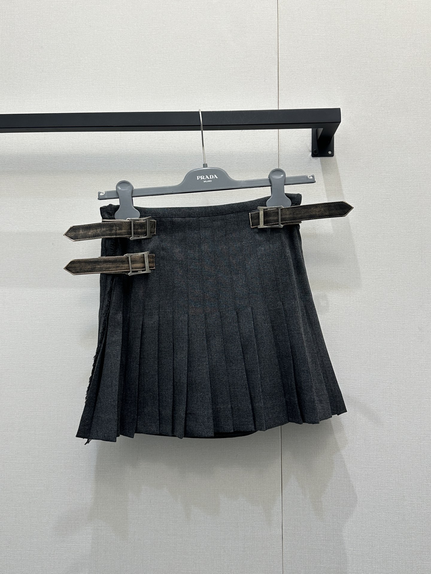 NO:715910,Genuine leather material (special craftsmanship cannot be washed, ironed or touched) Prad* new product for early spring. A pleated skirt that cannot be lived without in summer. Original wool material purchased at 2W. The texture of genuine leather material can be felt through the screen.  A lot of workmanship requires hand sewing. The fabric took more than 40 days to customize. It was developed with all the hard work. The belt hardware is amazing. It is made of genuine leather SML!  Actual shots of large products, prada, skirts,19860909真皮材质（特殊工艺不能水洗 不能熨烫 不能碰）Prad*早春新品.夏天不能没有的一条百褶裙 原版2W购入羊毛材质 真皮材质这个质感隔着屏幕都能感受到高级！做工很多工艺都需要手工缝制 面料定制了40多天 完全用了心血去开发的款 腰带五金太绝了 真皮材质 SML！大货实拍,,prada,skirts,,Women's clothing