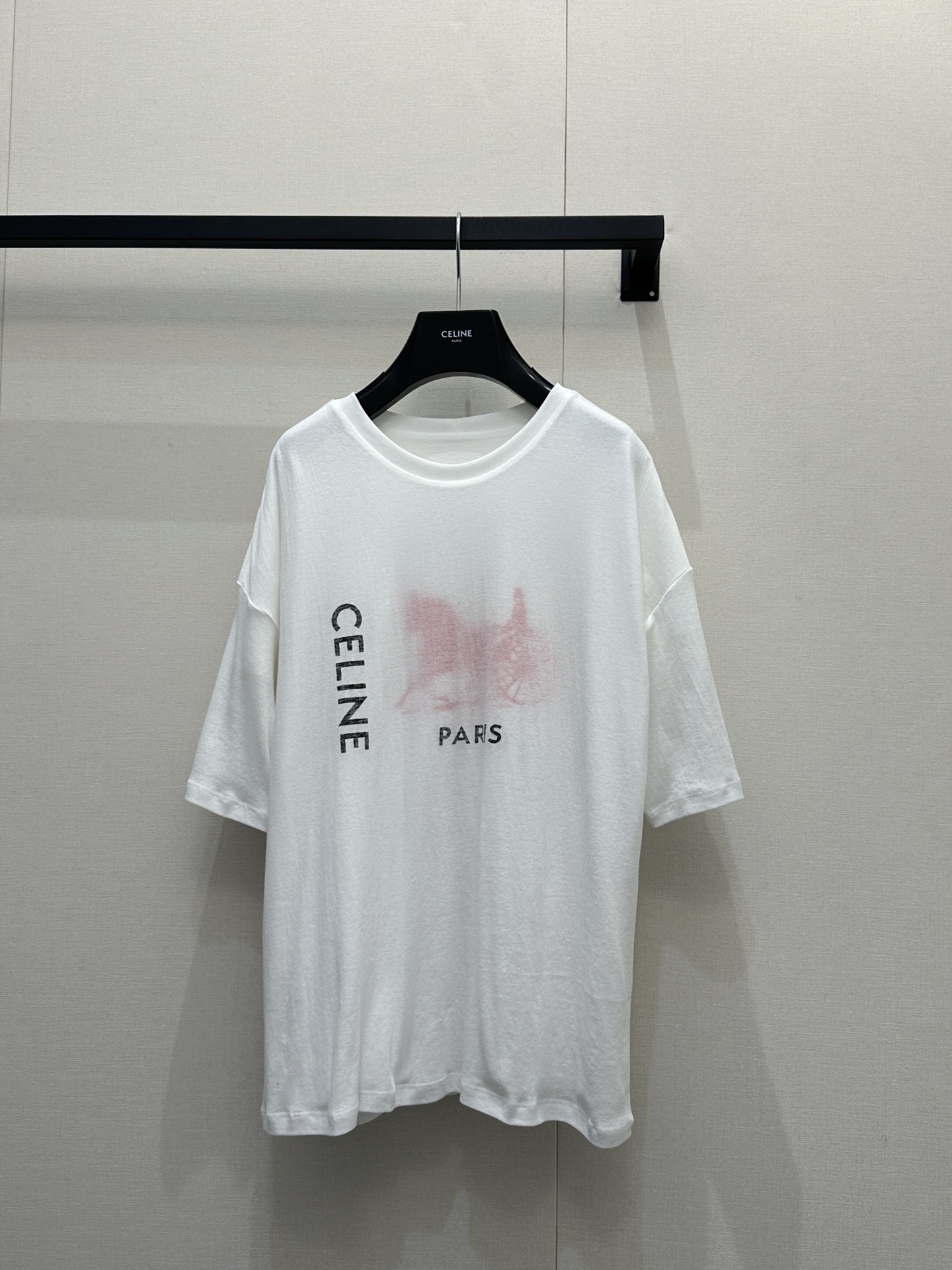 NO:716232,* The 26-letter printed double-layer round neck short-sleeved T-shirt is milky white with a soft mist texture. The inner layer is decorated with classic brand letter printing, and the outer layer is decorated with the Arc de Triomphe logo and city landmarks. It is easy to own a high-end and simple outfit!  Exclusively customized imported yb cotton material, slightly loose shoulder cut, round neck just exposing the shoulder and neck lines, both men and women have a sense of relaxation, it is a super high-end item that looks great when worn alone or layered!  1:1 Awesome version, the latest spring and summer items, look for the exclusive high version, SML real shots of large products, T-shirt, tees, t-shirt,19860909* 26字母印花双层圆领短袖T恤奶白色自带软雾质感,内层做经典品牌字母印花做点缀,外层凯旋门logo与城市地标性印标做装饰,高级简洁穿搭轻松拥有！ 独家定制进口yb棉材质,微宽松落肩剪裁,圆领刚好露出肩颈线条,男女穿都有松弛感,单穿叠搭都超好看高级的单品！1:1超赞版型,春夏最新单品 认准独家高版本 SML大货实拍,,T-shirt,tees，t-shirt,,Women's clothing