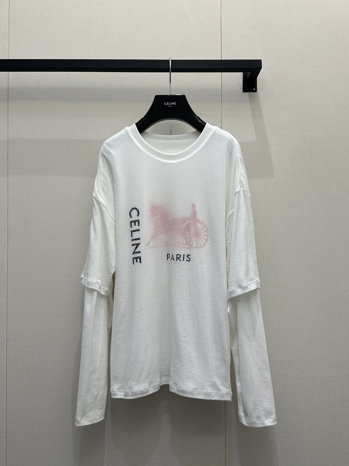 NO:716236,* 26-letter printed double-layer round neck long-sleeved milk white with soft mist texture. The inner layer is decorated with classic brand letter printing, and the outer layer is decorated with the Arc de Triomphe logo and city landmarks. It is easy to own a high-end and simple outfit!  Exclusively customized imported yb cotton material, slightly loose shoulder cut, round neck just exposing the shoulder and neck lines, both men and women have a sense of relaxation, it is a super high-end item that looks great when worn alone or layered!  1:1 Awesome version, the latest spring and summer items, look out for the exclusive high version, SML real shots of large products,,19860909* 26字母印花双层圆领长袖奶白色自带软雾质感,内层做经典品牌字母印花做点缀,外层凯旋门logo与城市地标性印标做装饰,高级简洁穿搭轻松拥有！ 独家定制进口yb棉材质,微宽松落肩剪裁,圆领刚好露出肩颈线条,男女穿都有松弛感,单穿叠搭都超好看高级的单品！1:1超赞版型,春夏最新单品 认准独家高版本 SML大货实拍,,,Women's clothing