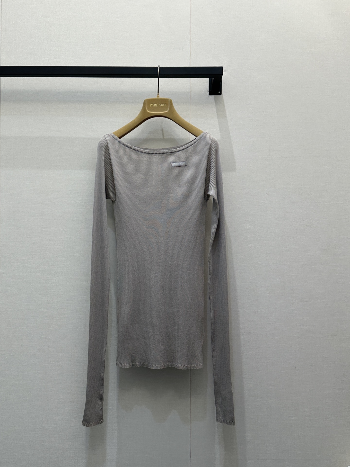 NO:716248,Miu26FW new micro-label silk knitted one-line collar long-sleeved bottoming shirt | Exclusive high-end version!  It is made of cold silk knitted fabric, which has a cool and soft touch, and is delicate and skin-friendly without being stuck. It is embellished with letter micro-marks and has a slim-fitting and extra-large stretch cut, which fits the body shape but is not tight, and is compatible with various body shapes. The round neck + V-neck design can be worn front and back. The classic basic style with long sleeves is a practical style that 'goes with everything' in the autumn and winter wardrobe. Ready for sale S/M/L Large goods real shot,, miumiu, real silk,19860909Miu26FW新款微标真丝针织一字领长袖打底衫丨独家高版出品！采用真丝冰冷针织面料,自带凉感软糯触感,细腻亲肤不扎身；点缀字母微标,修身超大弹力剪裁,贴合身形却不紧绷,兼容各种身型；圆领+V领设计 正反都能穿 长袖的经典基础款型,是秋冬衣橱里「万物皆可搭」的实用款.现货发售S/M/L大货实拍,,miumiu,real silk,,Women's clothing