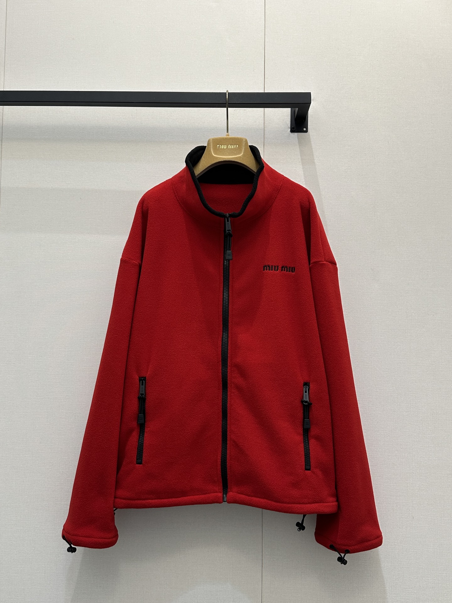 NO:716240,*26 logo embroidered polar fleece zipper jacket miu Jiawang fried jacket is back!  Whoever wears it will look good in this series. There is no pressure in dressing for age-reduced college age. The three-dimensional cut and wide version are easy for men and women to control ~ Exclusively customized imported yb sheep wool material, with a delicate and comfortable feel. The zippered hooded style looks great with various outfits!  Classic letter logo embroidery pattern, matched hardware accessories are of great quality!  The cuffs and hem are designed with adjustable drawstrings, making it easy to balance warmth and fashion!  Fashionable must-have items with 1:1 awesome styles. The latest items for early autumn. Check out our version. SML has real products. Miumiu, jackets & coats, hats,19860909*26徽标刺绣摇粒绒拉链外套miu家王炸外套回归！谁穿谁好看系列,学院减龄穿搭无压力,立体剪裁阔版型男女轻松驾驭～ 独家定制进口yb绵羊毛材质,手感细腻舒适,拉链连帽款式搭配各种穿搭都很绝！经典字母徽标刺绣图案,对版五金配件质感超好！袖口与下摆都做可调节抽绳设计,保暖与时髦轻松兼顾！时髦精必入单品1:1超赞版型 早秋最新单品 认准我家版本SML大货实拍,,miumiu,jackets & coats,hats,,Women's clothing