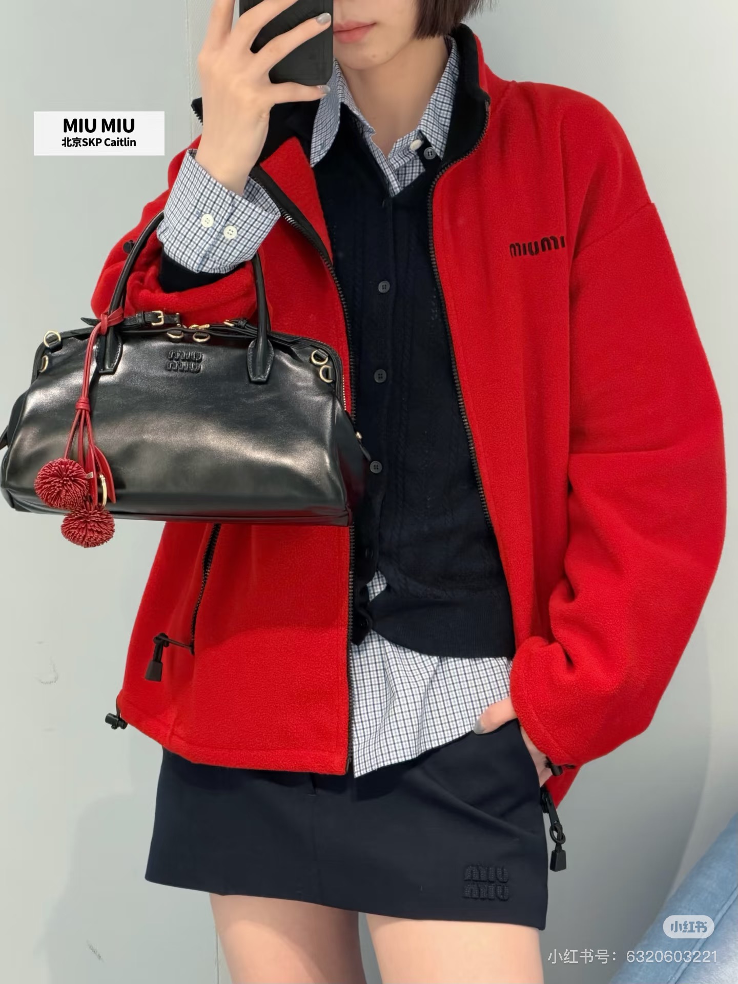 NO:716242,*26 logo embroidered polar fleece zipper jacket miu Jiawang fried jacket is back!  Whoever wears it will look good in this series. There is no pressure in dressing for age-reduced college age. The three-dimensional cut and wide version are easy for men and women to control ~ Exclusively customized imported yb sheep wool material, with a delicate and comfortable feel. The zippered hooded style looks great with various outfits!  Classic letter logo embroidery pattern, matched hardware accessories are of great quality!  The cuffs and hem are designed with adjustable drawstrings, making it easy to balance warmth and fashion!  Fashionable must-have items with 1:1 awesome styles. The latest items for early autumn. Check out my version of SML,,miumiu,jackets & coats,hats,19860909*26徽标刺绣摇粒绒拉链外套miu家王炸外套回归！谁穿谁好看系列,学院减龄穿搭无压力,立体剪裁阔版型男女轻松驾驭～ 独家定制进口yb绵羊毛材质,手感细腻舒适,拉链连帽款式搭配各种穿搭都很绝！经典字母徽标刺绣图案,对版五金配件质感超好！袖口与下摆都做可调节抽绳设计,保暖与时髦轻松兼顾！时髦精必入单品1:1超赞版型 早秋最新单品 认准我家版本SML,,miumiu,jackets & coats,hats,,Women's clothing