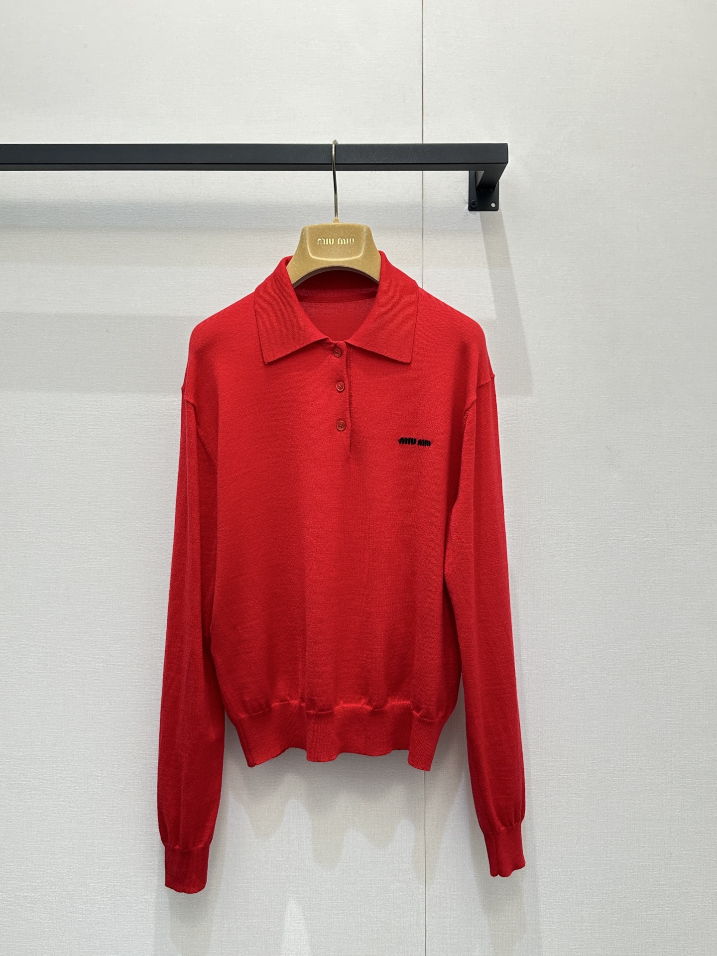 NO:717606,Original purchased cashmere version Mium* 26Fw early autumn new classic micro-label Polo cashmere sweater丨Exclusive high-end version!  It’s hard not to be excited about this soft and easy-to-wear sweater!  It looks like a basic model!  But it is a basic model that you don’t have in your wardrobe. The custom fabric has a high wear rate and high quality and comfort!  It's a very exquisite piece. The details are online. Sisters, just buy it with confidence!  Red SML large goods real shot,,miumiu,sweaters,19860909原版购入 羊绒版本 Mium* 26Fw早秋新款 经典微标Polo羊绒毛衣丨独家高版出品！贼温柔又好穿的毛衣来啦真的很难不让人心动哇！看着是基础款！但却是你衣柜里没有的基础款实穿率超高定制面料有着高质感的舒适度！很精致的一件 细节在线 姐妹们放心入就对了！红色 SML大货实拍,,miumiu,sweaters,,Women's clothing