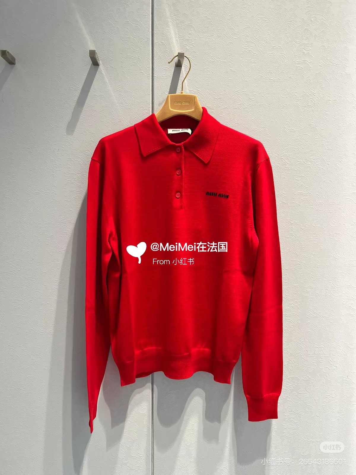 NO:717607,Original purchased cashmere version Mium* 26Fw early autumn new classic micro-label Polo cashmere sweater丨Exclusive high-end version!  It’s hard not to be excited about this soft and easy-to-wear sweater!  It looks like a basic model!  But it is a basic model that you don’t have in your wardrobe. The custom fabric has a high wear rate and high quality and comfort!  It's a very exquisite piece. The details are online. Sisters, just buy it with confidence!  red SML,,miumiu,sweaters,19860909原版购入 羊绒版本 Mium* 26Fw早秋新款 经典微标Polo羊绒毛衣丨独家高版出品！贼温柔又好穿的毛衣来啦真的很难不让人心动哇！看着是基础款！但却是你衣柜里没有的基础款实穿率超高定制面料有着高质感的舒适度！很精致的一件 细节在线 姐妹们放心入就对了！红色 SML,,miumiu,sweaters,,Women's clothing