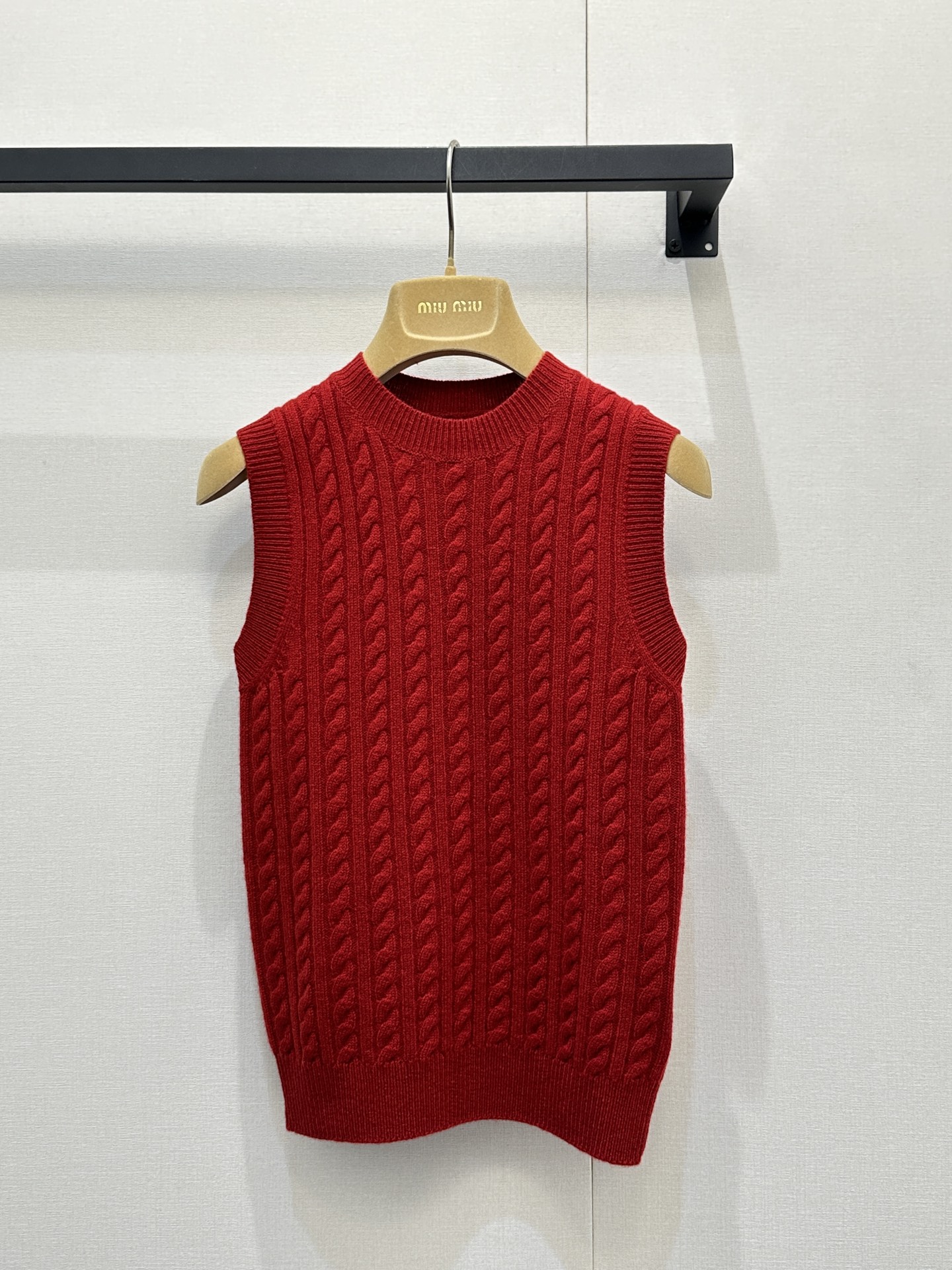 NO:716957,(Vest) miumiu26 new cashmere vest, limited edition. The bright red vest can look great with various colors of base. The front of this vest is very clean, and it has a simple small logo on the back. It is a must-have for layering!  Actual shots of large products,,miumiu,19860909（背心）miumiu26新款羊绒背心,限定款 大红色的背心可以搭配各种颜色的打底都会很好看,这款背心前面是非常干净,简单的背后有一个小小的logo,叠穿必备款！大货实拍,,miumiu,,Women's clothing