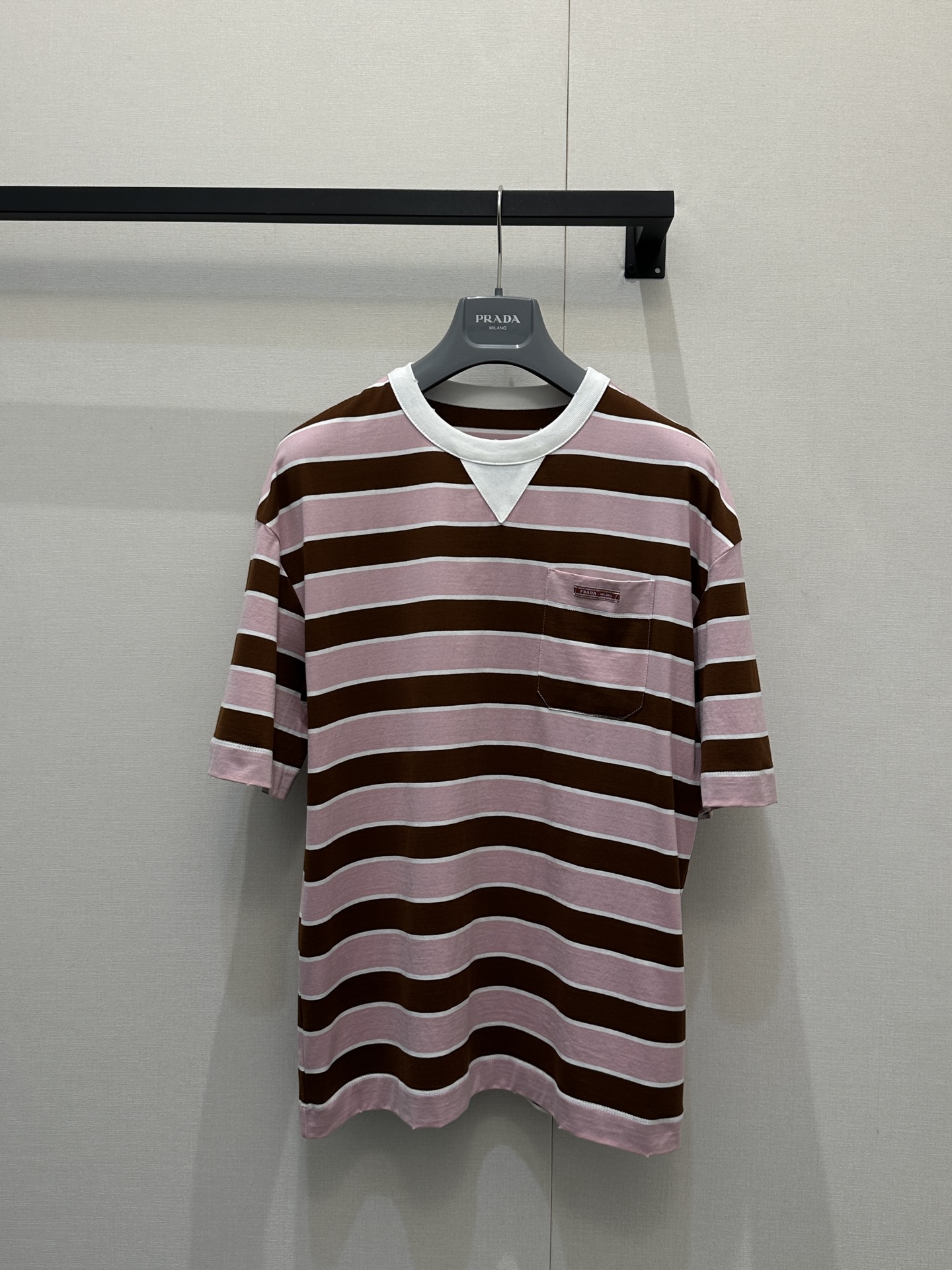 NO:717318,Pra*a 26Ss early spring new retro striped round neck short-sleeved T-shirt | Exclusively developed!  High quality production!  The high-count cotton fabric has been specially washed to give it a soft and waxy aged texture. The round neck is spliced with a white triangle collar piece, and the details highlight the brand's ingenuity. The loose shoulder cut is suitable for various body shapes, and the micro logo on the left chest pocket is low-key and exquisite, whether it is paired with jeans to create a relaxed fit.  Whether you wear them to create a sense of style, or layering shirts to create a sense of layering, it can be the finishing touch of your early spring look. Available in stock, S/M/L, large quantities, real shots, prada, jeans, shirts, T-shirts, tees, t-shirts,19860909Pra*a 26Ss早春新款 复古条纹圆领短袖T恤丨独家开发！高版出品！高支棉面料经过特殊水洗工艺,呈现柔糯的做旧质感,圆领处拼接白色三角领片,细节处彰显品牌巧思.宽松落肩剪裁适配多元身形,左胸口袋的微型标识低调精致,无论是搭配牛仔裤打造松弛感穿搭,还是叠穿衬衫营造层次感,都能成为早春造型的点睛之笔.现货发售S/M/L大货实拍,,prada,jeans,shirts,T-shirt,tees，t-shirt,,Women's clothing