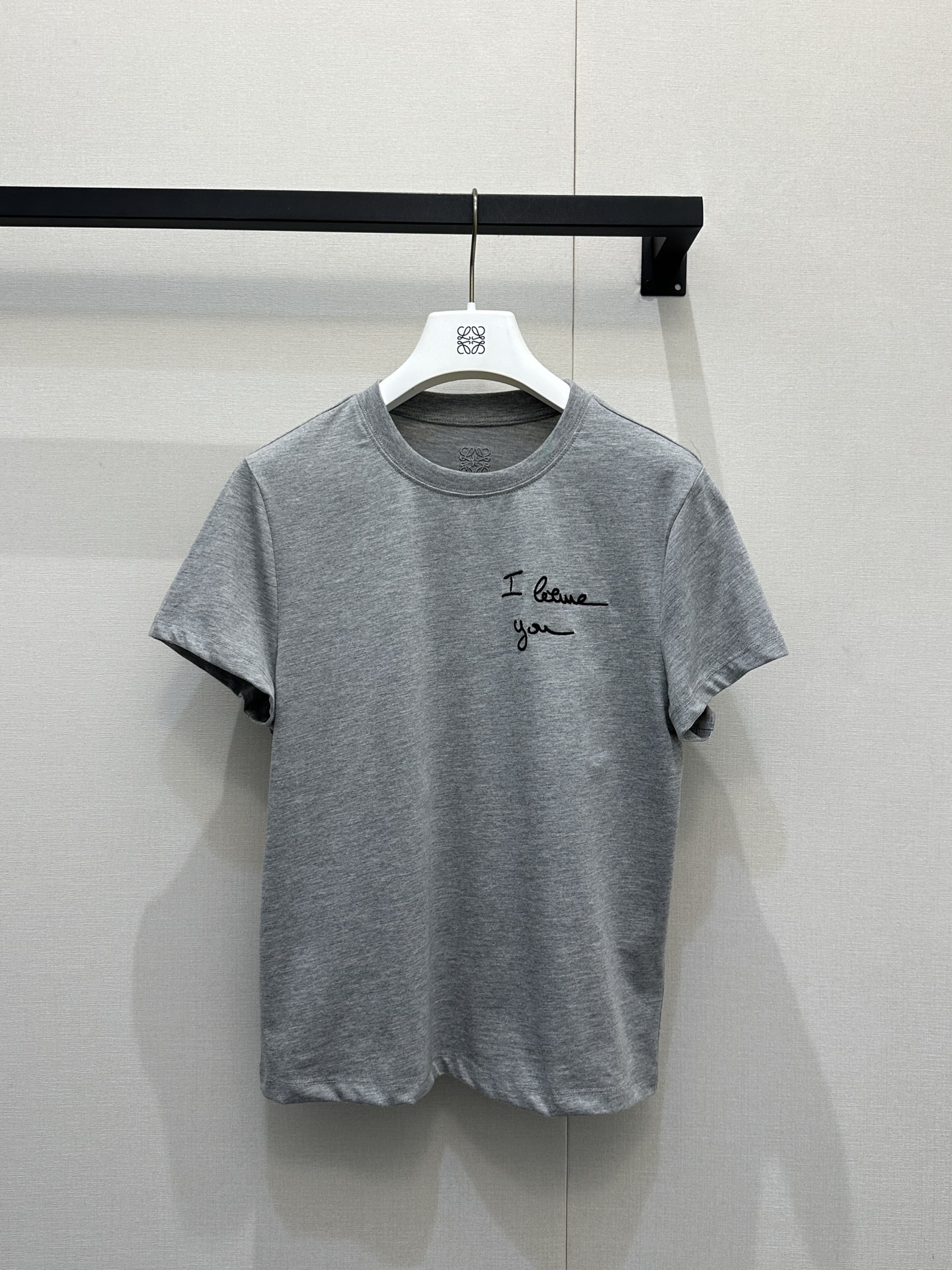 NO:717282,Louis Vuitton 26SS new early spring embroidered round neck short-sleeved T-shirt丨Exclusively developed!  High quality production!  We select heavyweight pure cotton fabrics, which are soft, breathable and have excellent drape. You can feel the luxurious texture when you raise your hands. The classic round neck + loose silhouette is suitable for various body shapes. It looks casual and beautiful when worn alone or layered for daily wear. The same style for men and women!  Ready-made S/M/L large goods, real shots, louis vuitton, T-shirt, tees, t-shirt,19860909Louis Vuitton 26SS早春新款 刺绣圆领短袖T恤丨独家开发！高版出品！甄选重磅纯棉面料,软糯透气且垂坠感绝佳,抬手间便能感知高奢质感.经典圆领+宽松廓形适配各种身形,日常单穿或叠搭外搭都随性好看.男女同款！现货发售S/M/L大货实拍,,louis vuitton,T-shirt,tees，t-shirt,,Women's clothing