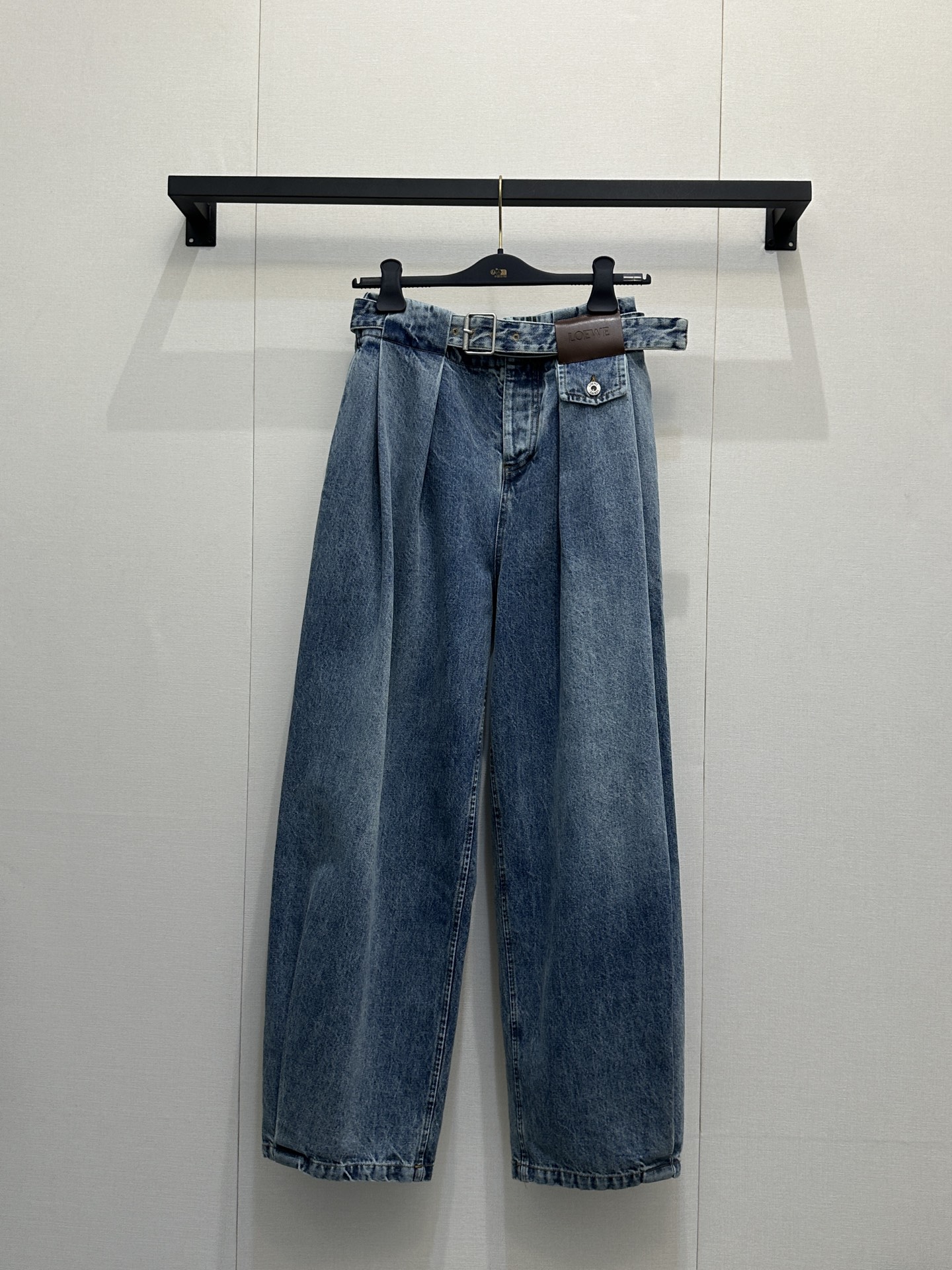 NO:717316,Loew* 26SS early spring new style pleated belt wide-leg jeans丨Exclusively developed!  Top quality production!  The 'magic pants' for relaxed wear, with high waist + three-dimensional pleats + floor-length wide legs, welding the 'lazy and casual' on the legs, hiding the flesh and showing proportions, suitable for all kinds of body types, the same material denim belt + leather brand logo embellishment, old washed blue comes with retro filters, and hardware buckle details complete the luxurious texture!  A versatile style for early spring wear, recommended!  Spot sale S/M/L large goods real shot, loewe,jeans,19860909Loew* 26SS早春新款 褶皱腰带阔腿牛仔裤丨独家开发！顶级高版出品！松弛感穿搭的“神裤”级存在,高腰+立体褶皱+拖地阔腿,把“慵懒随性”焊在腿上,藏肉又显比例,适配各种身材,同料牛仔腰带+皮质品牌标点缀,做旧水洗蓝自带复古滤镜,五金扣细节把高奢质感拉满！早春穿搭的万能适配款,推荐！现货发售S/M/L大货实拍,,loewe,jeans,,Women's clothing