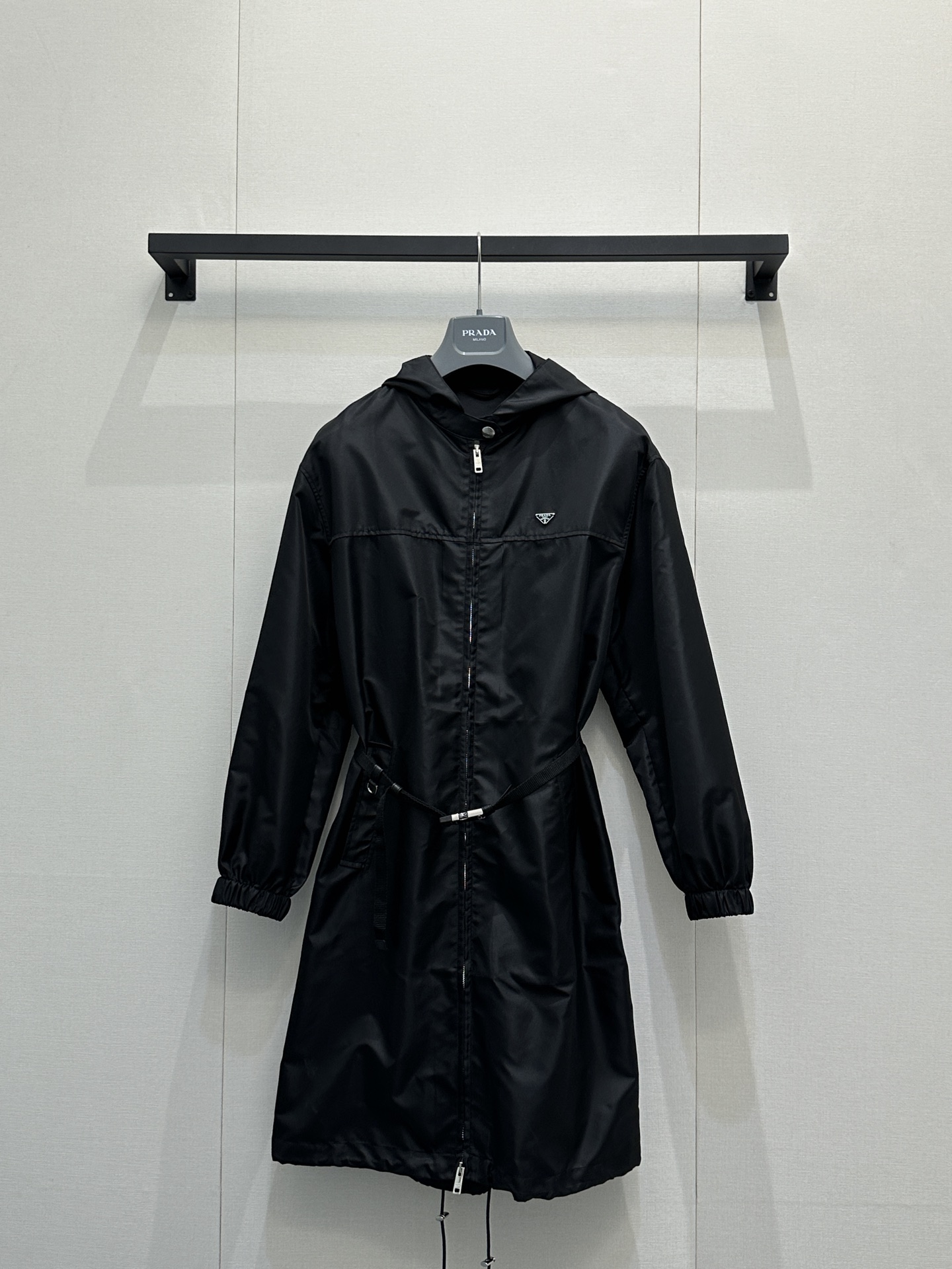 NO:717319,PRAD*2025FW new autumn and winter product series //Triangle logo hooded windproof jacket, coat and skirt. High-quality nylon fabric, classic lapel version, double front pockets. The triangle logo on the body is the finishing touch and enhances the sophistication of the item. The loose oversize version is highly tolerant to the body shape, creating a casual street style. The elastic design can be freely adjusted to enhance the windproof effect. SML's actual photos, prada, versace, skirts, jackets &  coats,jackets & coats,hats,19860909PRAD*2025FW秋冬新品系列//三角标连帽防风夹克外套裙 高质感的尼龙面料,经典的翻领版型,正面双口袋 衣身三角标是点睛之笔、提升单品的精致度,宽松的oversize版型对身形包容度极高,打造出随性的街头风格,松紧设计可自由调节,增强防风效果.SML大货实拍,,prada,versace,skirts,jackets & coats,jackets & coats,hats,,Women's clothing