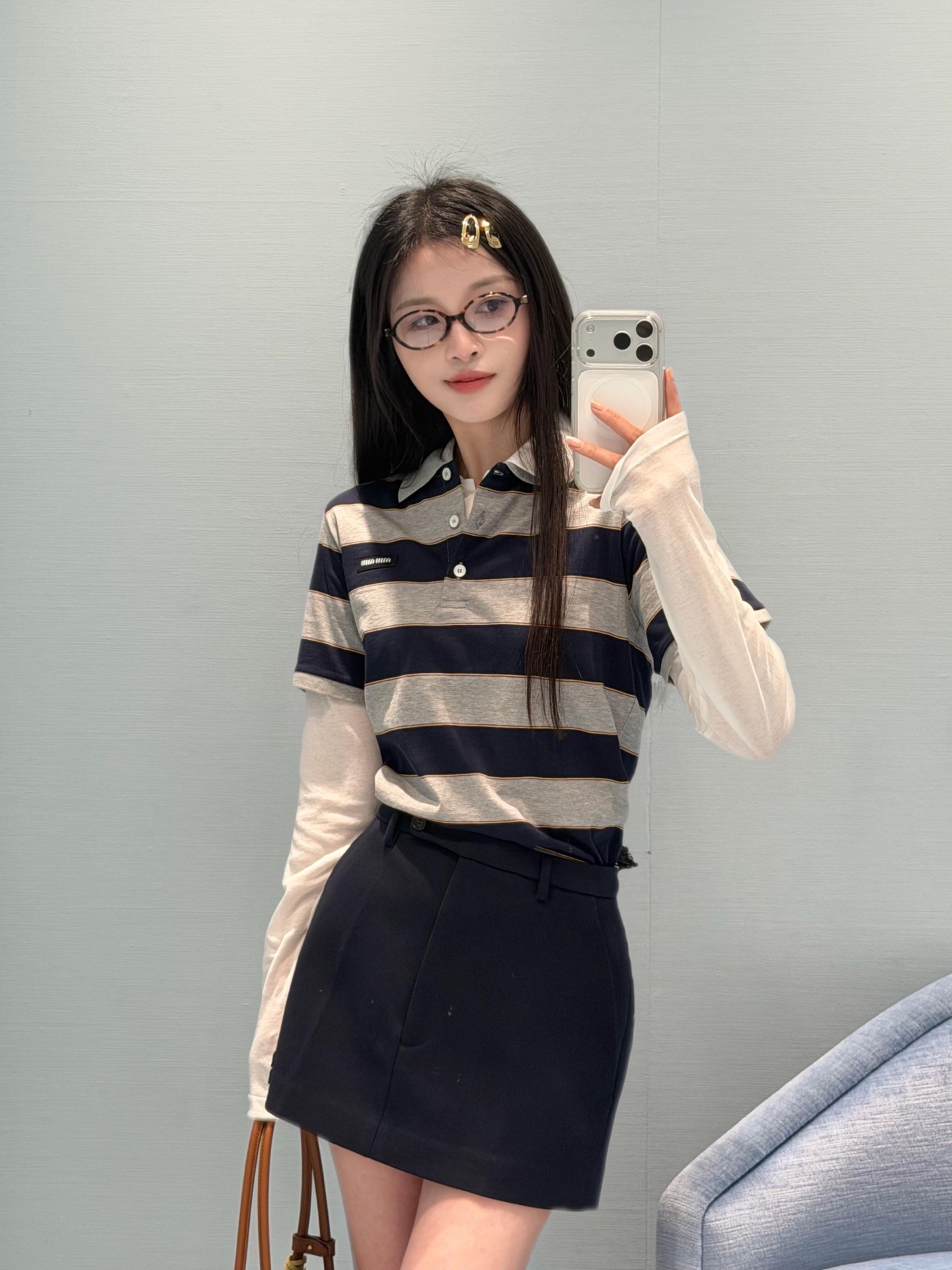 NO:729545,MiuMi* 26SS early spring new style blue and gray striped polo short-sleeved top丨Exclusively developed!  Top quality production!  The classic polo collar collides with contrasting stripes, the color scheme of navy blue and light gray is low-key and high-end, the neat short-sleeved cut is matched with brand logo details, and it is easy to achieve the sweet and cool girly feeling of miu style. It is perfect for layering and wearing alone in early spring~ Ready for sale S/M/L,, miumiu, T-shirt,19860909MiuMi* 26SS早春新款 蓝灰条纹polo短袖上衣丨独家开发！顶级高版出品！经典polo领碰撞撞色条纹,藏蓝与浅灰的配色低调又高级,利落短袖剪裁搭配品牌徽标细节,轻松拿捏miu系甜酷少女感,早春叠穿单穿都出彩～现货发售S/M/L,,miumiu,T-shirt,,Women's clothing