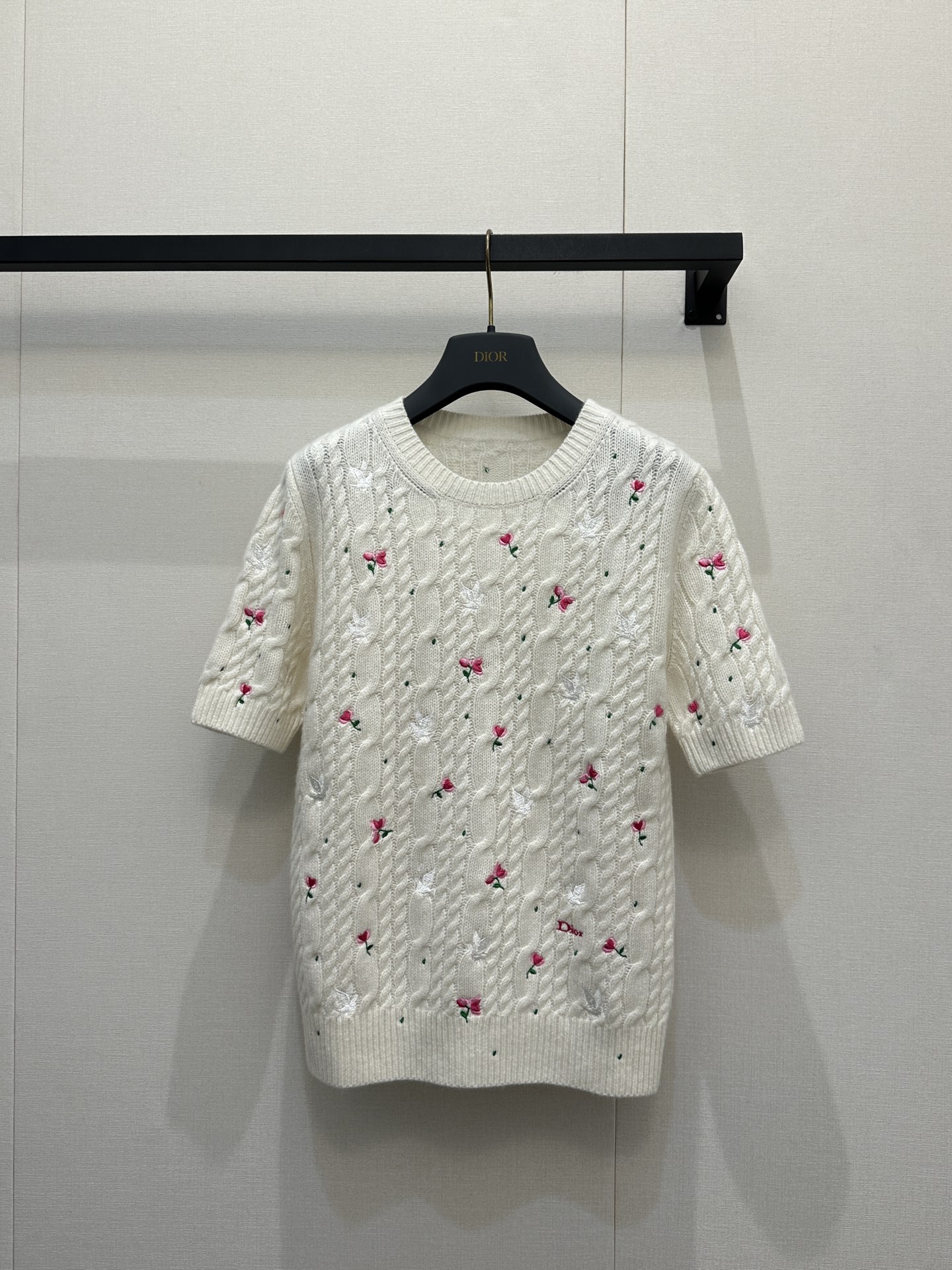 NO:729478,Dio*2026 new style!  Heavy embroidery, round neck rose floral knitted short sleeves, customized YB cashmere knitted material, high-end texture, comfortable and soft, round neck knitted short sleeves, cream white, so girly!  The twist texture creates a gentle texture, the scattered cherry embroidery is smart and playful, and the low-key brand logo hides exquisite thoughts. Wearing it alone is a sweet French style, and layering jackets can unlock the sense of layering, blending romance into every detail of daily wear. Regular version, simple and versatile for daily use in autumn and winter, with a western atmosphere. Customized fabrics and accessories. Look for the version. High version. White. Actual shot of the goods. Dior, jackets & coats, T-shirt,19860909Dio*2026新款！重工款刺绣 圆领玫瑰碎花针织短袖 定制YB羊绒针织材质,质感高级,舒适柔软,圆领针织短袖,奶油白也太懂少女心了！麻花肌理织出温柔质感,散落的樱桃刺绣灵动又俏皮,低调的品牌标识藏着精致小心思,单穿是清甜法式风,叠搭外套又能解锁层次感,把浪漫揉进日常穿搭的每一处细节 常规版型,秋冬日常简约百搭款,穿搭氛围洋气.定制面辅料 认准版本 高版本 白色 大货实拍,,dior,jackets & coats,T-shirt,,Women's clothing