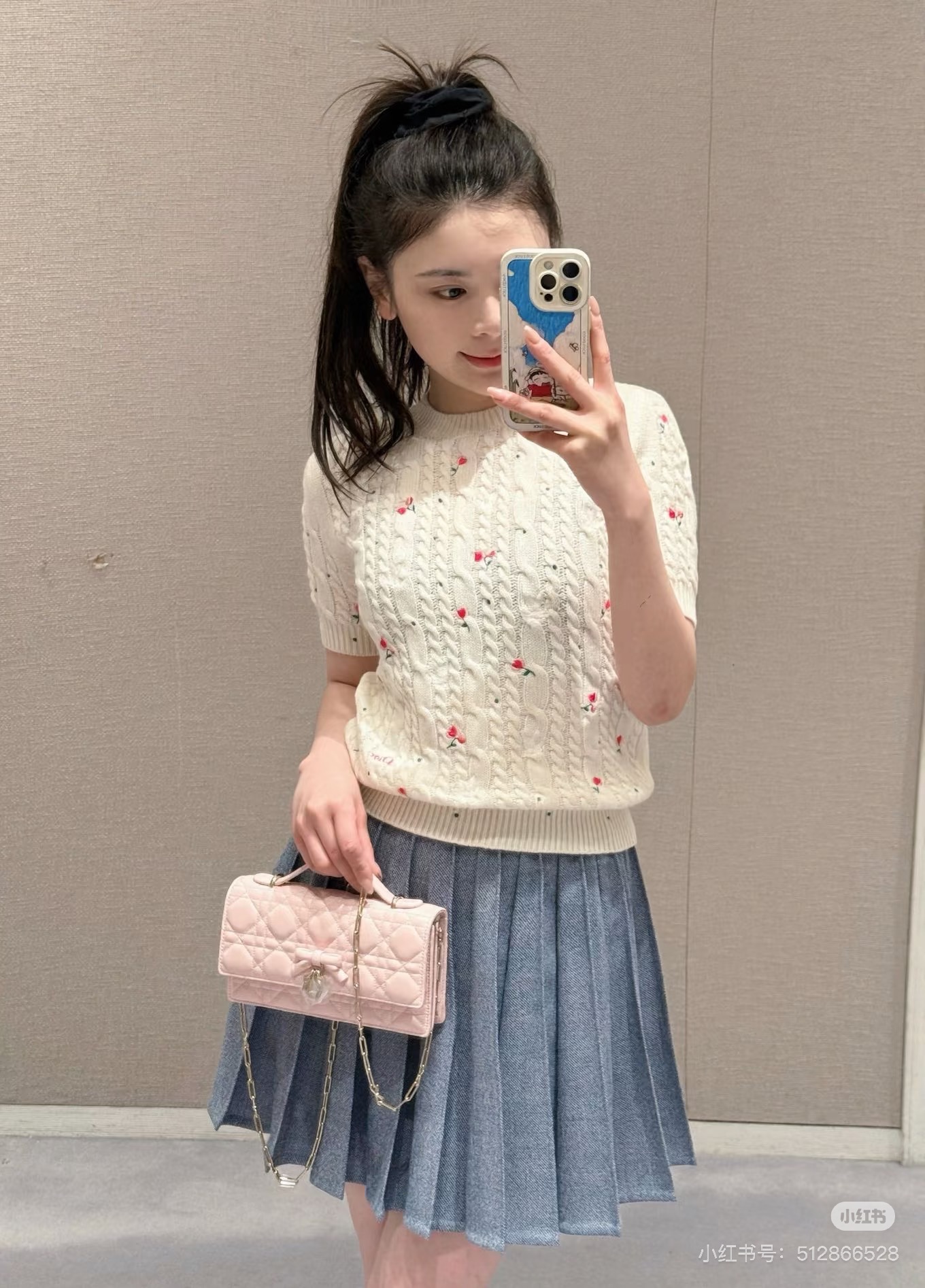 NO:729488,Dio*2026 new style!  Heavy embroidery, round neck rose floral knitted short sleeves, customized YB cashmere knitted material, high-end texture, comfortable and soft, round neck knitted short sleeves, cream white, so girly!  The twist texture creates a gentle texture, the scattered cherry embroidery is smart and playful, and the low-key brand logo hides exquisite thoughts. Wearing it alone is a sweet French style, and layering jackets can unlock the sense of layering, blending romance into every detail of daily wear. Regular version, simple and versatile for daily use in autumn and winter, with a western atmosphere. Customized fabrics and accessories. Look for the version. High version. White, dior, jackets & coats, T-shirt,19860909Dio*2026新款！重工款刺绣 圆领玫瑰碎花针织短袖 定制YB羊绒针织材质,质感高级,舒适柔软,圆领针织短袖,奶油白也太懂少女心了！麻花肌理织出温柔质感,散落的樱桃刺绣灵动又俏皮,低调的品牌标识藏着精致小心思,单穿是清甜法式风,叠搭外套又能解锁层次感,把浪漫揉进日常穿搭的每一处细节 常规版型,秋冬日常简约百搭款,穿搭氛围洋气.定制面辅料 认准版本 高版本 白色,,dior,jackets & coats,T-shirt,,Women's clothing