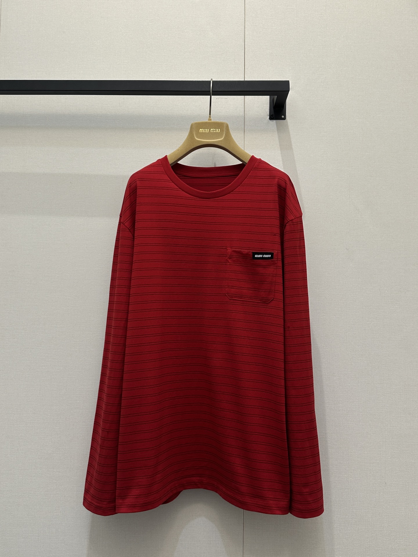 NO:729518,Mium*u 26Ss new early spring red striped round neck long-sleeved T-shirt丨Exclusively developed!  Top quality production!  The color combination of pure red + fine black lines is so eye-catching, bright and retro, and it will directly boost your vitality when worn. The loose version is very tolerant to the figure, and the dropped shoulder design is lazy and casual. When layered with white innerwear, the edges are exposed, and the atmosphere is directly awe-inspiring!  The fabric is soft but very sinewy, and it is super comfortable to wear close to the body. The small leather label details are even more low-key and elegant. Paired with a pleated skirt, I am a sweet girl. Paired with overalls, it is spicy and sassy. It can be worn casually when going out in early spring!  Wear red in the New Year to bring good luck and to be full of energy in daily wear. This trend is a must!  Ready-made S/M/L large goods, real shots, miumiu, skirts, tees, t-shirts,19860909Mium*u 26Ss早春新款 红色条纹圆领长袖T恤丨独家开发！顶级高版出品！正红+细黑纹的配色太戳人,明媚又复古,穿上直接把元气值拉满宽松版型对身材包容度超高,落肩设计慵懒随性,叠穿白内搭露出边边,氛围感直接封神！面料软乎乎的但很有筋骨,贴身穿超舒服,小皮标细节更是低调显贵搭配百褶裙是甜妹本妹,配工装裤又辣又飒,早春出街随便搭都赢很大！新年穿红讨个好彩头,日常穿也活力满满,这波必须冲！现货发售S/M/L大货实拍,,miumiu,skirts,tees，t-shirt,,Women's clothing