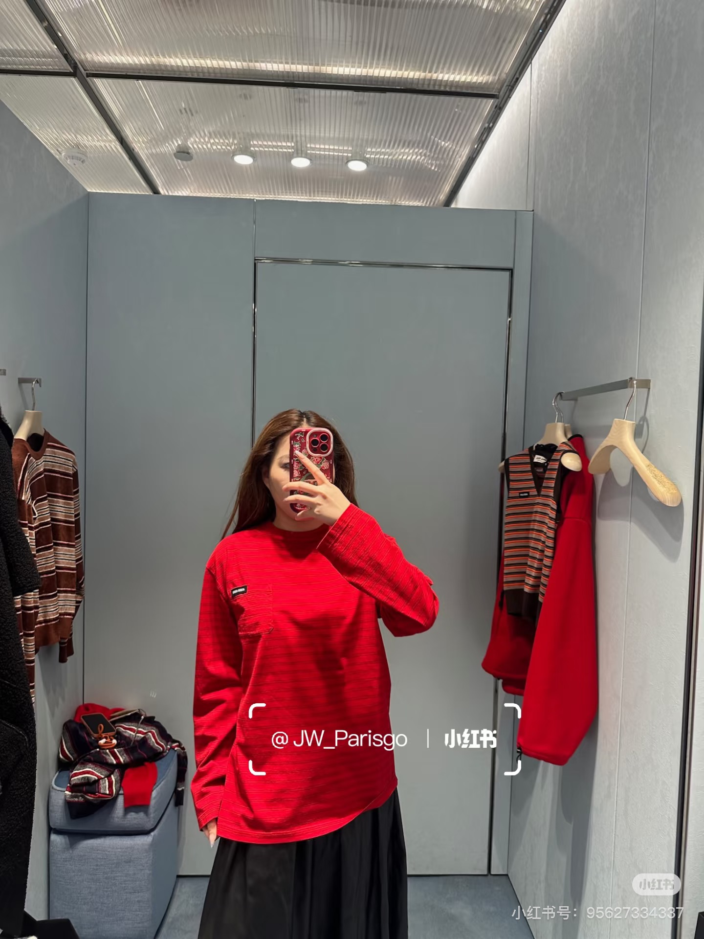 NO:729528,Mium*u 26Ss new early spring red striped round neck long-sleeved T-shirt丨Exclusively developed!  Top quality production!  The color combination of pure red + fine black lines is so eye-catching, bright and retro, and it will directly boost your vitality when worn. The loose version is very tolerant to the figure, and the dropped shoulder design is lazy and casual. When layered with white innerwear, the edges are exposed, and the atmosphere is directly awe-inspiring!  The fabric is soft but very sinewy, and it is super comfortable to wear close to the body. The small leather label details are even more low-key and elegant. Paired with a pleated skirt, I am a sweet girl. Paired with overalls, it is spicy and sassy. It can be worn casually when going out in early spring!  Wear red in the New Year to bring good luck and to be full of energy in daily wear. This trend is a must!  Available in stock S/M/L,,miumiu,skirts,tees,t-shirt,19860909Mium*u 26Ss早春新款 红色条纹圆领长袖T恤丨独家开发！顶级高版出品！正红+细黑纹的配色太戳人,明媚又复古,穿上直接把元气值拉满宽松版型对身材包容度超高,落肩设计慵懒随性,叠穿白内搭露出边边,氛围感直接封神！面料软乎乎的但很有筋骨,贴身穿超舒服,小皮标细节更是低调显贵搭配百褶裙是甜妹本妹,配工装裤又辣又飒,早春出街随便搭都赢很大！新年穿红讨个好彩头,日常穿也活力满满,这波必须冲！现货发售S/M/L,,miumiu,skirts,tees，t-shirt,,Women's clothing