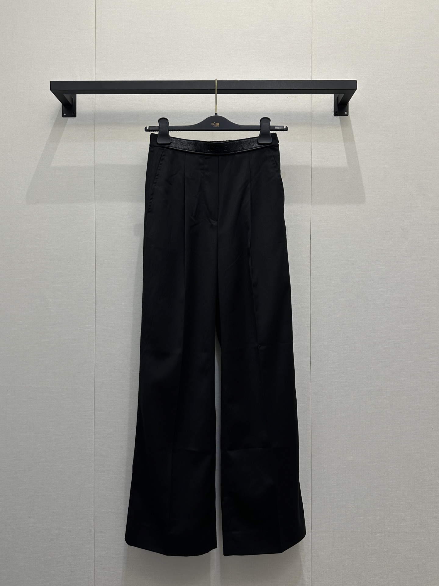 NO:730451,(Pants) Loewe26's new Loewe suit and trousers suit. This suit by Loewe will determine who wears it and who is the boss in the world! A complete set of classic black suit pants. It is neatly tailored and slimming. The unique design on the waist breaks the dullness and brings a sense of relaxation and luxury~ Pair it with wide-leg pants of the same color and carry a Loewe embroidered bag. You will be full of aura when commuting to work, and you will be popular when you go out. You can switch between workplace elite and street cool girl mode with one click.  Who knows! You can walk with style in this suit, real photos of SML products,,loewe,loewe,business suit,19860909（裤子）Loewe26新款罗意威西装西裤套装 被罗意威这件西装狠狠拿捏谁穿谁是人间霸总! 经典黑色西装裤子成套.剪裁利落又显瘦,腰侧独特设计打破沉闷,自带松弛高级感~ 搭配同色系阔腿裤,再拎上罗意威刺绣包包,上班通勤气场拉满,出街也炸场,一键切换职场精英&街头酷girl模式 谁懂啊!穿这套走路都带风,SML大货实拍,,loewe,loewe,business suit,,Women's clothing