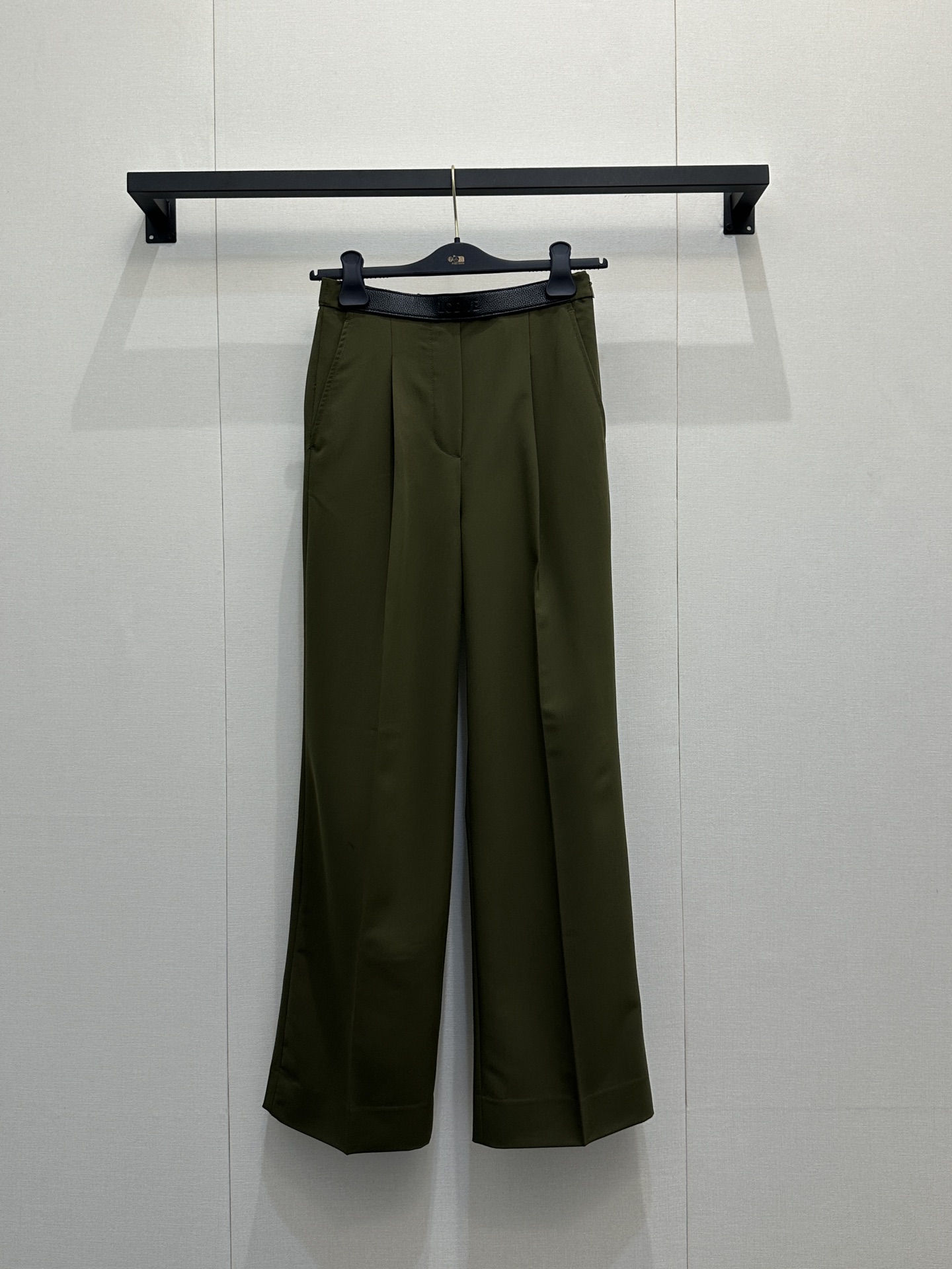 NO:730438,(Pants) Loewe26's new Loewe suit and trousers suit. This suit by Loewe will determine who wears it and who is the boss in the world! A complete set of classic black suit pants. It is neatly tailored and slimming. The unique design on the waist breaks the dullness and brings a sense of relaxation and luxury~ Pair it with wide-leg pants of the same color and carry a Loewe embroidered bag. You will be full of aura when commuting to work, and you will be popular when you go out. You can switch between workplace elite and street cool girl mode with one click.  Who knows! You can walk with style in this suit, real photos of SML products,,loewe,loewe,business suit,19860909（裤子）Loewe26新款罗意威西装西裤套装 被罗意威这件西装狠狠拿捏谁穿谁是人间霸总! 经典黑色西装裤子成套.剪裁利落又显瘦,腰侧独特设计打破沉闷,自带松弛高级感~ 搭配同色系阔腿裤,再拎上罗意威刺绣包包,上班通勤气场拉满,出街也炸场,一键切换职场精英&街头酷girl模式 谁懂啊!穿这套走路都带风,SML大货实拍,,loewe,loewe,business suit,,Women's clothing