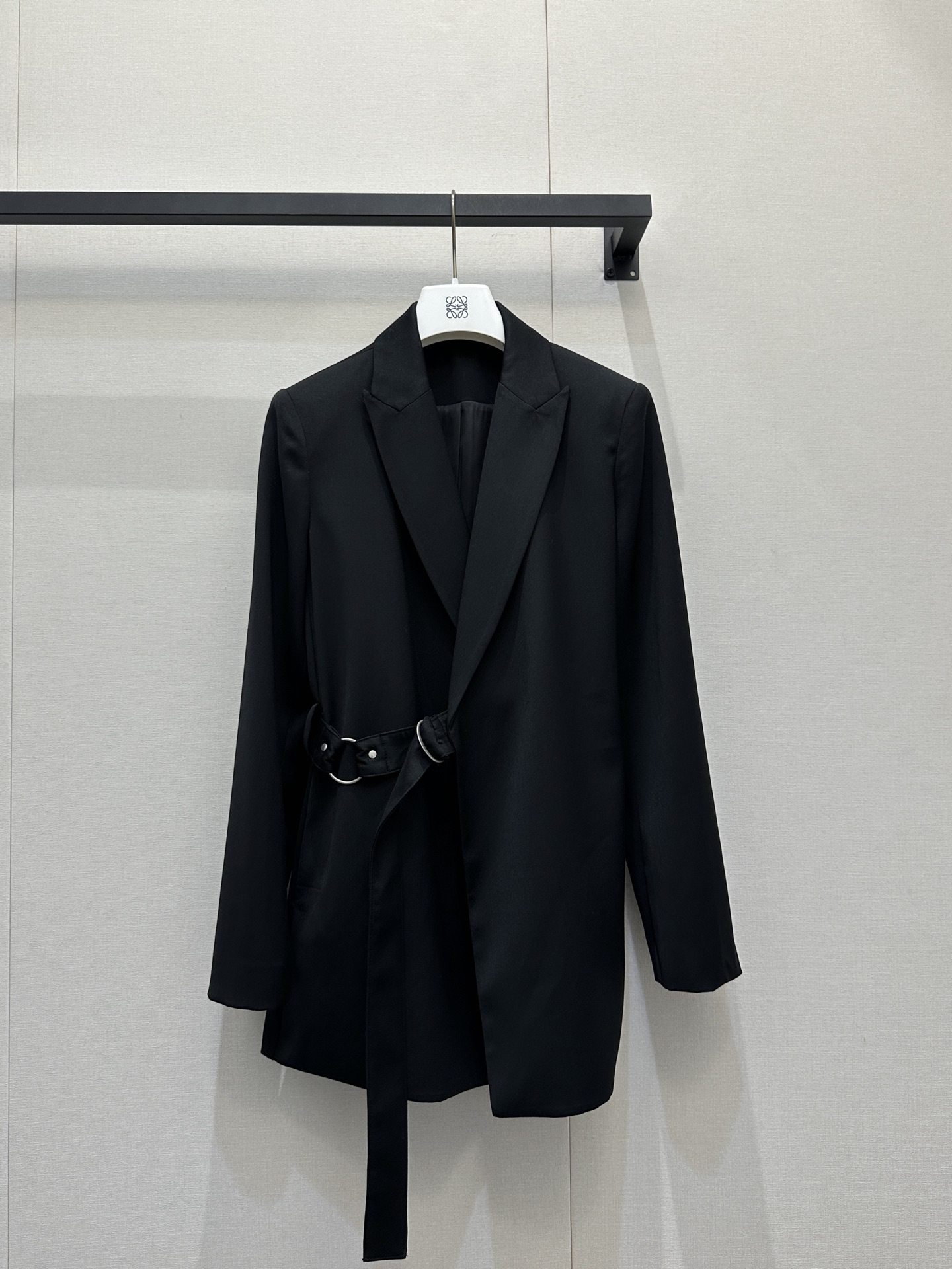 NO:730425,(Suit) Loewe26's new Loewe suit and trousers suit. Loewe's suit will determine who wears it and who is the boss in the world! A complete set of classic black suit and trousers. The tailoring is neat and slim, and the unique design on the waist breaks the dullness. It has a relaxed and high-end sense~ Pair it with wide-leg pants of the same color and carry a Loewe embroidered bag. You will be full of aura when commuting to work, and you will be popular when you go out. You can switch between workplace elite and street cool girl mode with one click.  Who knows! You can walk with style in this suit, real photos of SML products,,loewe,loewe,business suit,19860909（西装）Loewe26新款罗意威西装西裤套装 被罗意威这件西装狠狠拿捏谁穿谁是人间霸总! 经典黑色西装裤子成套.剪裁利落又显瘦,腰侧独特设计打破沉闷,自带松弛高级感~ 搭配同色系阔腿裤,再拎上罗意威刺绣包包,上班通勤气场拉满,出街也炸场,一键切换职场精英&街头酷girl模式 谁懂啊!穿这套走路都带风,SML大货实拍,,loewe,loewe,business suit,,Women's clothing