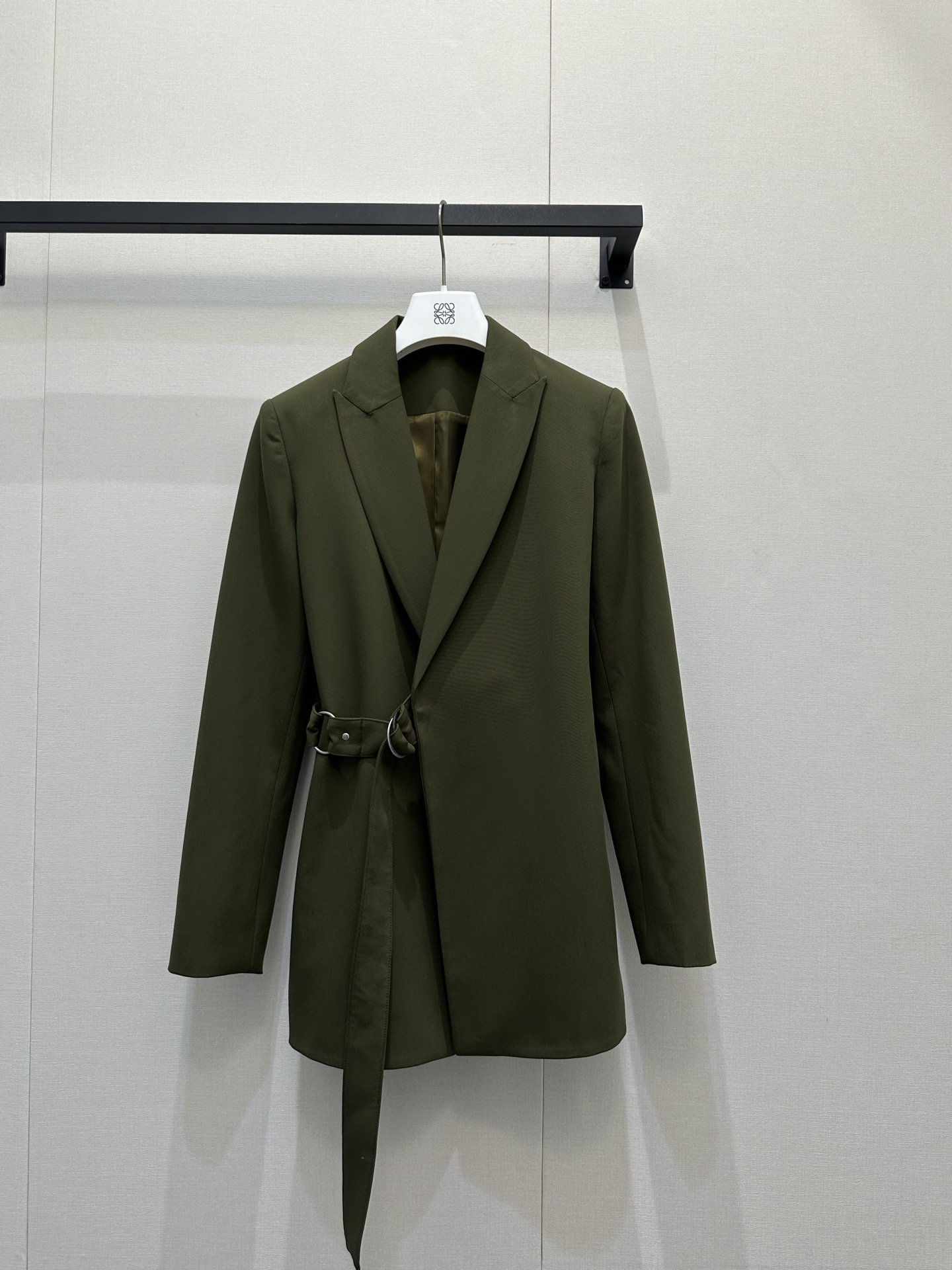 NO:730412,(Suit) Loewe26's new Loewe suit and trousers suit. Loewe's suit will determine who wears it and who is the boss in the world! A complete set of classic black suit and trousers. The tailoring is neat and slim, and the unique design on the waist breaks the dullness. It has a relaxed and high-end sense~ Pair it with wide-leg pants of the same color and carry a Loewe embroidered bag. You will be full of aura when commuting to work, and you will be popular when you go out. You can switch between workplace elite and street cool girl mode with one click.  Who knows! You can walk with style in this suit, real photos of SML products,,loewe,loewe,business suit,19860909（西装）Loewe26新款罗意威西装西裤套装 被罗意威这件西装狠狠拿捏谁穿谁是人间霸总! 经典黑色西装裤子成套.剪裁利落又显瘦,腰侧独特设计打破沉闷,自带松弛高级感~ 搭配同色系阔腿裤,再拎上罗意威刺绣包包,上班通勤气场拉满,出街也炸场,一键切换职场精英&街头酷girl模式 谁懂啊!穿这套走路都带风,SML大货实拍,,loewe,loewe,business suit,,Women's clothing