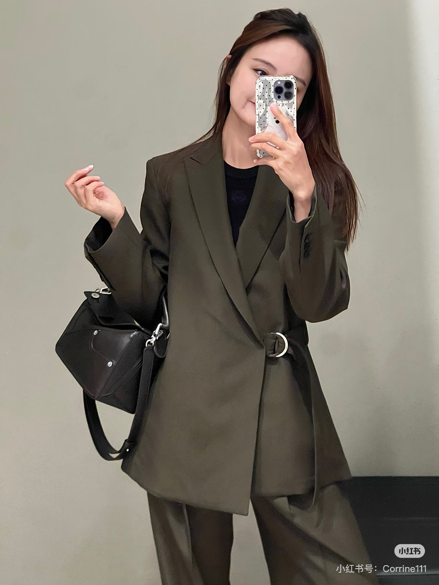 NO:730444,(Pants) Loewe26's new Loewe suit and trousers suit. This suit by Loewe will determine who wears it and who is the boss in the world! A complete set of classic black suit pants. It is neatly tailored and slimming. The unique design on the waist breaks the dullness and brings a sense of relaxation and luxury~ Pair it with wide-leg pants of the same color and carry a Loewe embroidered bag. You will be full of aura when commuting to work, and you will be popular when you go out. You can switch between workplace elite and street cool girl mode with one click.  Who knows! You can walk with style in this suit, SML,,loewe,loewe,business suit,19860909（裤子）Loewe26新款罗意威西装西裤套装 被罗意威这件西装狠狠拿捏谁穿谁是人间霸总! 经典黑色西装裤子成套.剪裁利落又显瘦,腰侧独特设计打破沉闷,自带松弛高级感~ 搭配同色系阔腿裤,再拎上罗意威刺绣包包,上班通勤气场拉满,出街也炸场,一键切换职场精英&街头酷girl模式 谁懂啊!穿这套走路都带风,SML,,loewe,loewe,business suit,,Women's clothing