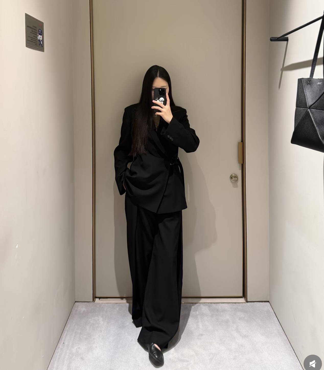 NO:730457,(Pants) Loewe26's new Loewe suit and trousers suit. This suit by Loewe will determine who wears it and who is the boss in the world! A complete set of classic black suit pants. It is neatly tailored and slimming. The unique design on the waist breaks the dullness and brings a sense of relaxation and luxury~ Pair it with wide-leg pants of the same color and carry a Loewe embroidered bag. You will be full of aura when commuting to work, and you will be popular when you go out. You can switch between workplace elite and street cool girl mode with one click.  Who knows! You can feel windy when you walk in this suit. Loewe, you know how to make suits,,loewe,loewe,business suit,19860909（裤子）Loewe26新款罗意威西装西裤套装 被罗意威这件西装狠狠拿捏谁穿谁是人间霸总! 经典黑色西装裤子成套.剪裁利落又显瘦,腰侧独特设计打破沉闷,自带松弛高级感~ 搭配同色系阔腿裤,再拎上罗意威刺绣包包,上班通勤气场拉满,出街也炸场,一键切换职场精英&街头酷girl模式 谁懂啊!穿这套走路都带风,罗意威你是懂做西装的,,loewe,loewe,business suit,,Women's clothing