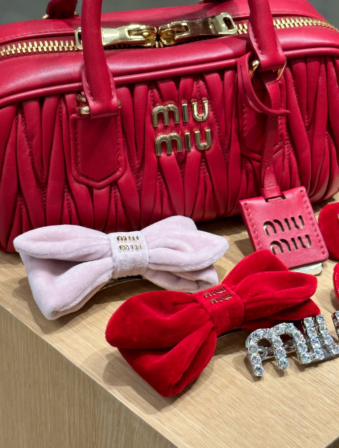 NO:730503,(With box) *25new velvet bow hair tie is full of girly feeling, embellished with metal logo letters, adding more color effects to the outfit~ Exclusively customized yb imported custom velvet material!  Versatile hair accessories for age reduction, embellished with classic logo letter patterns, highlighting the brand’s unique charm. It also comes in black ~ 1:1 awesome version, the latest item in early autumn, look for the exclusive high version, one size fits all,19860909（配盒子）*25new丝绒蝴蝶结发圈少女感十足,金属徽标字母点缀,为穿搭增添更多色彩效果～ 独家定制yb进口定制天鹅绒材质！减龄百搭发饰,经典徽标字母图案点缀,彰显品牌独有的魅力气质,黑色也会出哒～1:1超赞版型,早秋最新单品 认准独家高版本 均码,,,Women's clothing