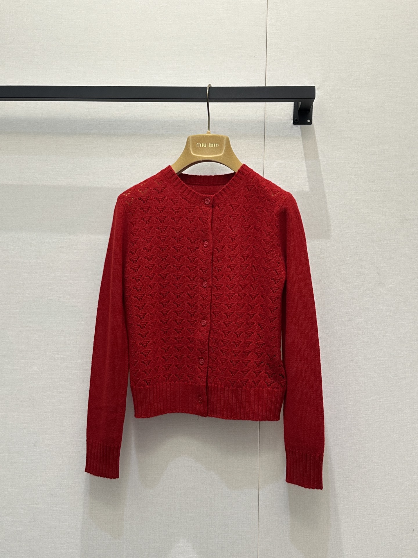 NO:730465,Miumi* 26Ss new early spring red cashmere knitted cardigan丨Exclusively developed!  Top quality production!  Selected rare cashmere fabrics are made through delicate hollow knitting technology. It feels soft and skin-friendly while giving the body a transparent lace texture, which is light and transparent with exquisite texture layers. The classic cardigan design retains the retro feel  The tone of college style, the short-sleeved cut is suitable for the temperature changes in early spring, and the loose silhouette weakens the body shape and creates a casual sense of relaxation. Ready-made S/M/L large quantities of real shots, miumiu, T-shirt,19860909Miumi* 26Ss早春新款 红色山羊绒针织开衫丨独家开发！顶级高版出品！精选珍稀山羊绒面料,经由细腻的镂空针织工艺打造,触感软糯亲肤的同时,让衣身呈现出通透的蕾丝纹理质感,轻透中透着精致的肌理层次.经典的开衫设计保留了复古学院风的腔调,短袖剪裁适配早春的温度变化,宽松的衣身廓形弱化了身形束缚,营造出随性的松弛感.现货发售S/M/L大货实拍,,miumiu,T-shirt,,Women's clothing