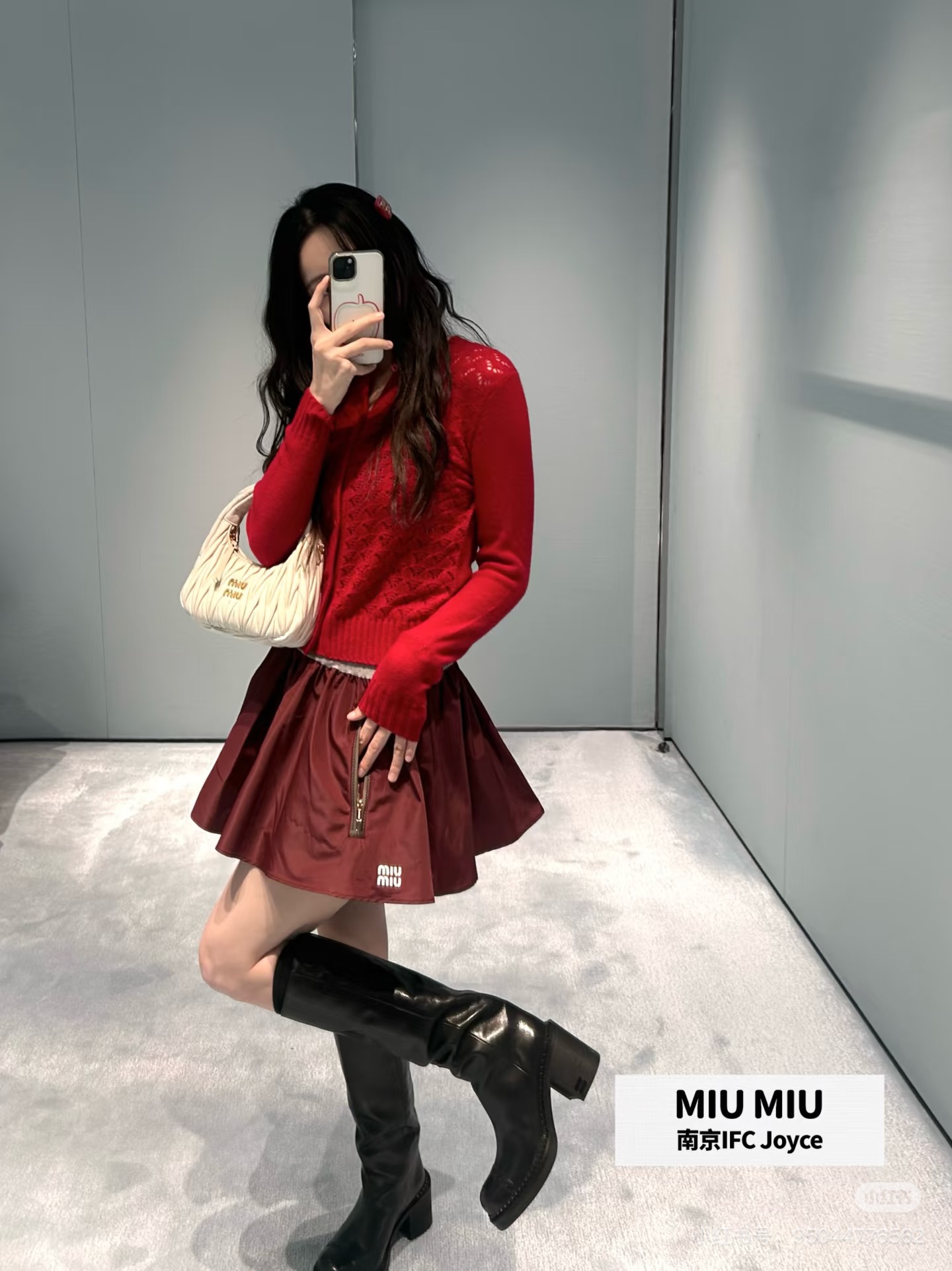 NO:730472,Miumi* 26Ss new early spring red cashmere knitted cardigan丨Exclusively developed!  Top quality production!  Selected rare cashmere fabric is made through delicate hollow knitting technology. It feels soft and skin-friendly while giving the body a transparent lace texture, which is light and transparent with exquisite texture layers. The classic cardigan design retains  The retro college-style accent, short-sleeved cut adapts to the temperature changes in early spring, and the loose silhouette weakens the body shape and creates a casual sense of relaxation. Ready for sale S/M/L,, miumiu, T-shirt,19860909Miumi* 26Ss早春新款 红色山羊绒针织开衫丨独家开发！顶级高版出品！精选珍稀山羊绒面料,经由细腻的镂空针织工艺打造,触感软糯亲肤的同时,让衣身呈现出通透的蕾丝纹理质感,轻透中透着精致的肌理层次.经典的开衫设计保留了复古学院风的腔调,短袖剪裁适配早春的温度变化,宽松的衣身廓形弱化了身形束缚,营造出随性的松弛感.现货发售S/M/L,,miumiu,T-shirt,,Women's clothing