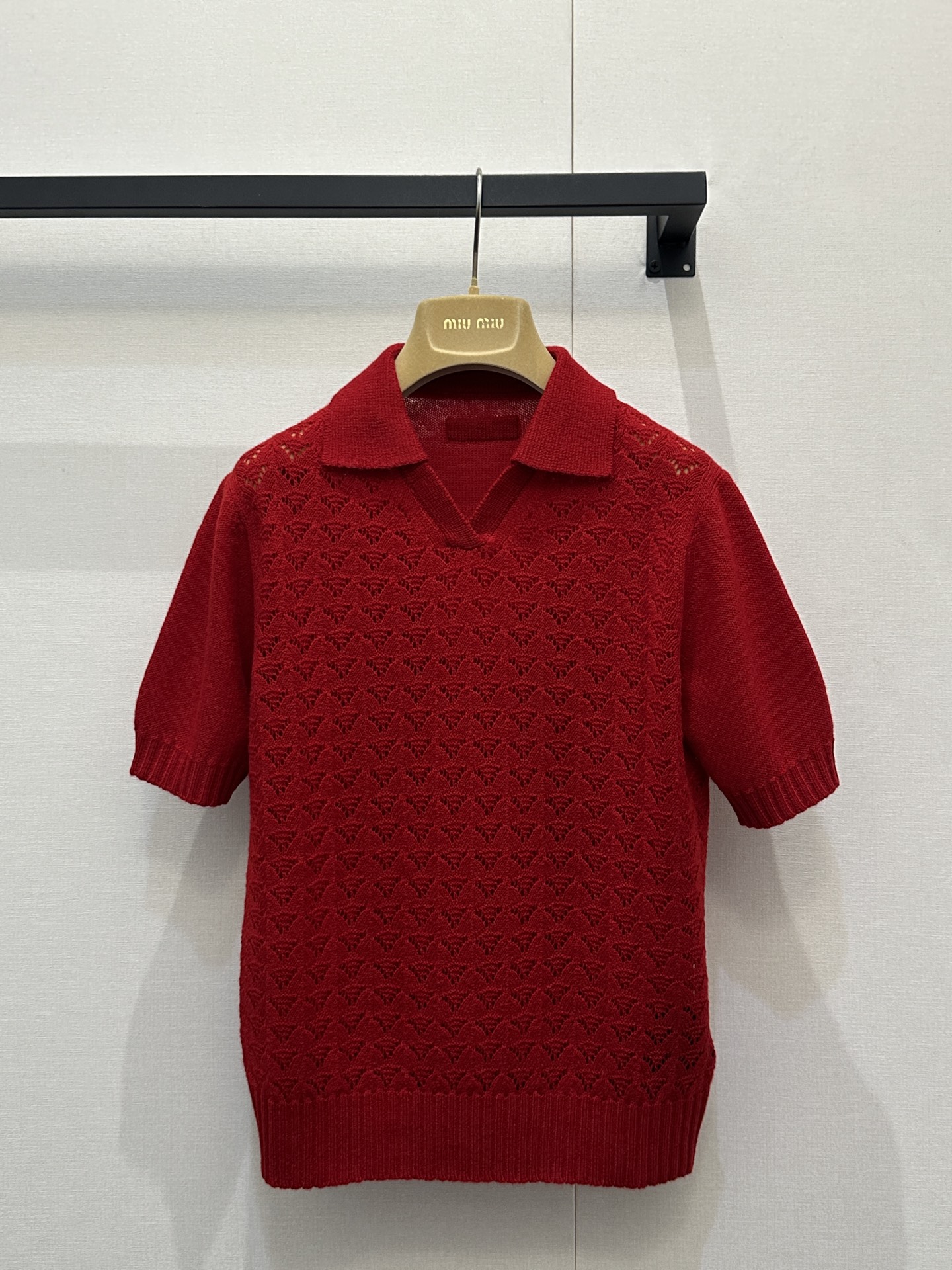 NO:730479,Miumi* 26Ss new early spring red cashmere knitted POLO shirt | Exclusively developed!  Top quality production!  Selected rare cashmere fabric is made through delicate hollow knitting technology. It feels soft and skin-friendly while giving the body a transparent lace texture, which is light and translucent with exquisite texture layers. The classic POLO lapel design retains  The tone of retro college style, short-sleeved tailoring adapts to the temperature changes in early spring, and the loose silhouette weakens the body shape and creates a casual sense of relaxation. Ready-made S/M/L large quantities of real shots, miumiu, T-shirt,19860909Miumi* 26Ss早春新款 红色山羊绒针织POLO衫丨独家开发！顶级高版出品！精选珍稀山羊绒面料,经由细腻的镂空针织工艺打造,触感软糯亲肤的同时,让衣身呈现出通透的蕾丝纹理质感,轻透中透着精致的肌理层次.经典的POLO翻领设计保留了复古学院风的腔调,短袖剪裁适配早春的温度变化,宽松的衣身廓形弱化了身形束缚,营造出随性的松弛感.现货发售S/M/L大货实拍,,miumiu,T-shirt,,Women's clothing