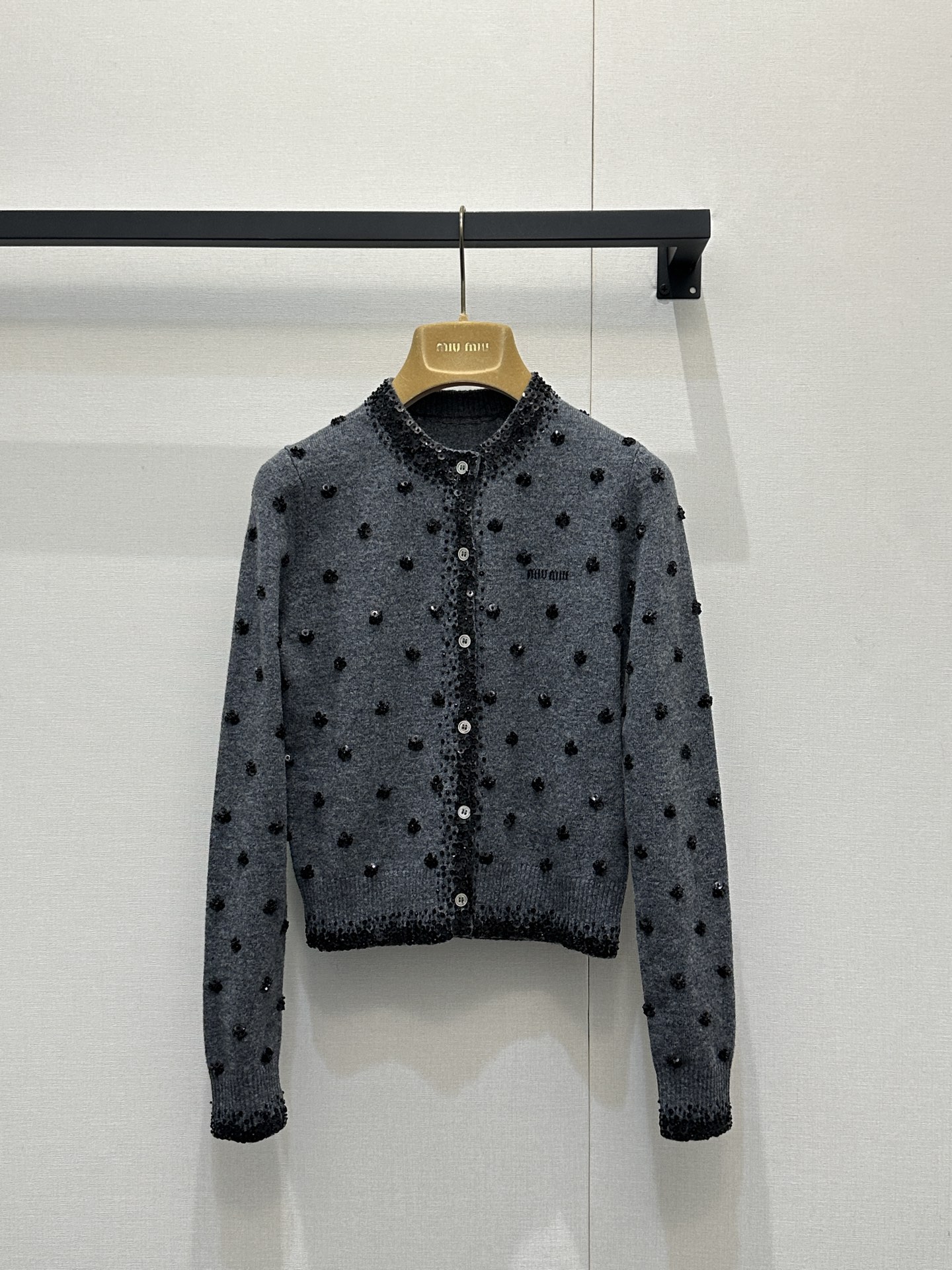 NO:730452,Miumi* 25Fw new autumn and winter sequin embroidered cashmere knitted cardigan exclusively developed by yb!  High quality production!  The tassel glitter on the neckline + three-dimensional four-leaf flower embroidery all over the body, the iconic 'girly elegance', reflects the light under the light but is not exaggerated; the soft and waxy cashmere fabric is close to the skin without being tied, and the slim fit can highlight the waistline, and it will not be bloated when layered with shirts/basements; this is not an ordinary knitted vest, it is the king of autumn and winter style that can be 'layered casually' with its own highlight. Size S M  L big goods real shot,,miumiu,shirts,19860909Miumi* 25Fw秋冬新款 亮片刺绣羊绒针织开衫 独家yb开发！高版出品！领口的流苏闪片+满身立体四叶花刺绣,标志性的“少女贵气”,灯光下细碎反光但不浮夸；软糯的羊绒面料,贴肤不扎,修身版型既能衬出腰线,叠穿衬衫/打底也不会臃肿；这不是普通的针织背心,是能让“随便叠穿”都自带高光的秋冬王炸款 码数S M L大货实拍,,miumiu,shirts,,Women's clothing