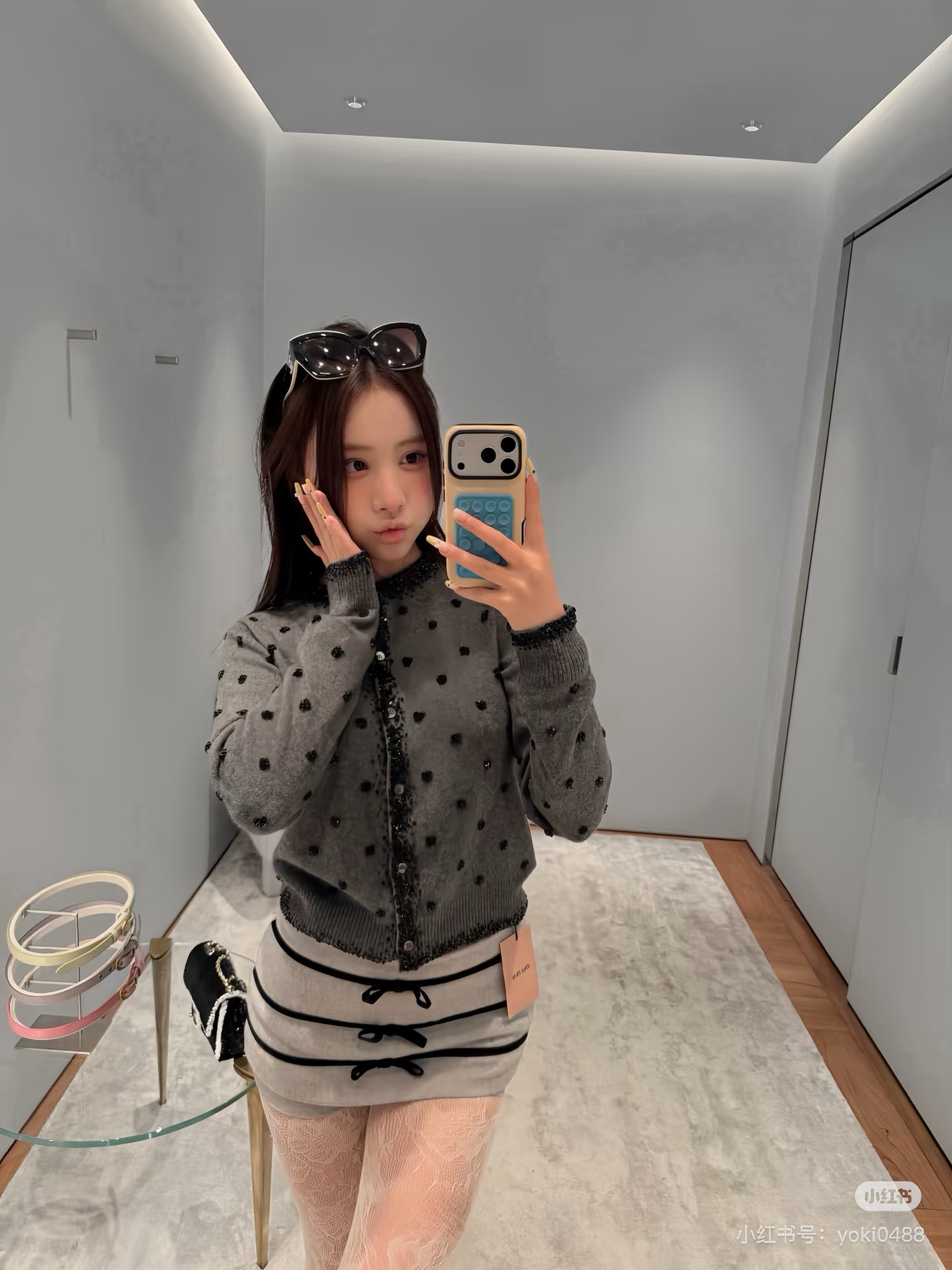 NO:730459,Miumi* 25Fw new autumn and winter sequin embroidered cashmere knitted cardigan exclusively developed by yb!  High quality production!  The tassel glitter on the neckline + three-dimensional four-leaf flower embroidery all over the body, the iconic 'girly elegance', reflects finely under the light but is not exaggerated; the soft and waxy cashmere fabric is close to the skin without being tied, and the slim fit can highlight the waistline, and it will not be bloated when layered with shirts/basements; this is not an ordinary knitted vest, it is the king of autumn and winter styles that can be 'layered casually' with its own highlights. Size S M L,,miumiu,shirts,19860909Miumi* 25Fw秋冬新款 亮片刺绣羊绒针织开衫 独家yb开发！高版出品！领口的流苏闪片+满身立体四叶花刺绣,标志性的“少女贵气”,灯光下细碎反光但不浮夸；软糯的羊绒面料,贴肤不扎,修身版型既能衬出腰线,叠穿衬衫/打底也不会臃肿；这不是普通的针织背心,是能让“随便叠穿”都自带高光的秋冬王炸款 码数S M L,,miumiu,shirts,,Women's clothing