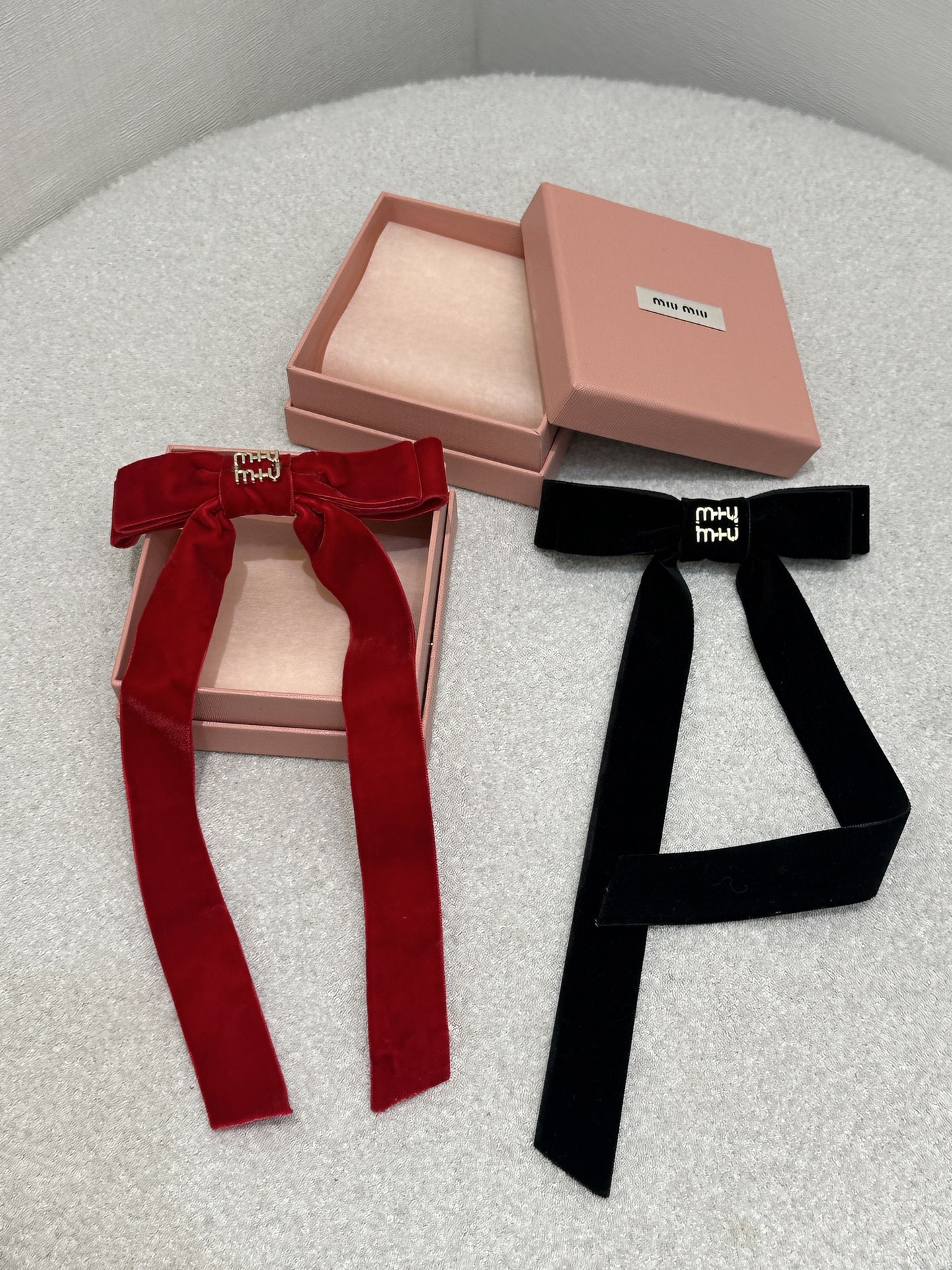 NO:730466,(With box) *25new velvet bow hair tie is full of girly feeling, embellished with metal logo letters, adding more color effects to the outfit~ Exclusively customized yb imported custom velvet material!  Versatile hair accessories for age reduction, embellished with classic logo letter patterns, highlighting the brand's unique charm. It also comes in black ~ 1:1 awesome version, the latest item in early autumn, look for the exclusive high version, one-size-fits-all, real shot (with box),,19860909（配盒子）*25new丝绒蝴蝶结发圈少女感十足,金属徽标字母点缀,为穿搭增添更多色彩效果～ 独家定制yb进口定制天鹅绒材质！减龄百搭发饰,经典徽标字母图案点缀,彰显品牌独有的魅力气质,黑色也会出哒～1:1超赞版型,早秋最新单品 认准独家高版本 均码大货实拍（配盒子）,,,Women's clothing