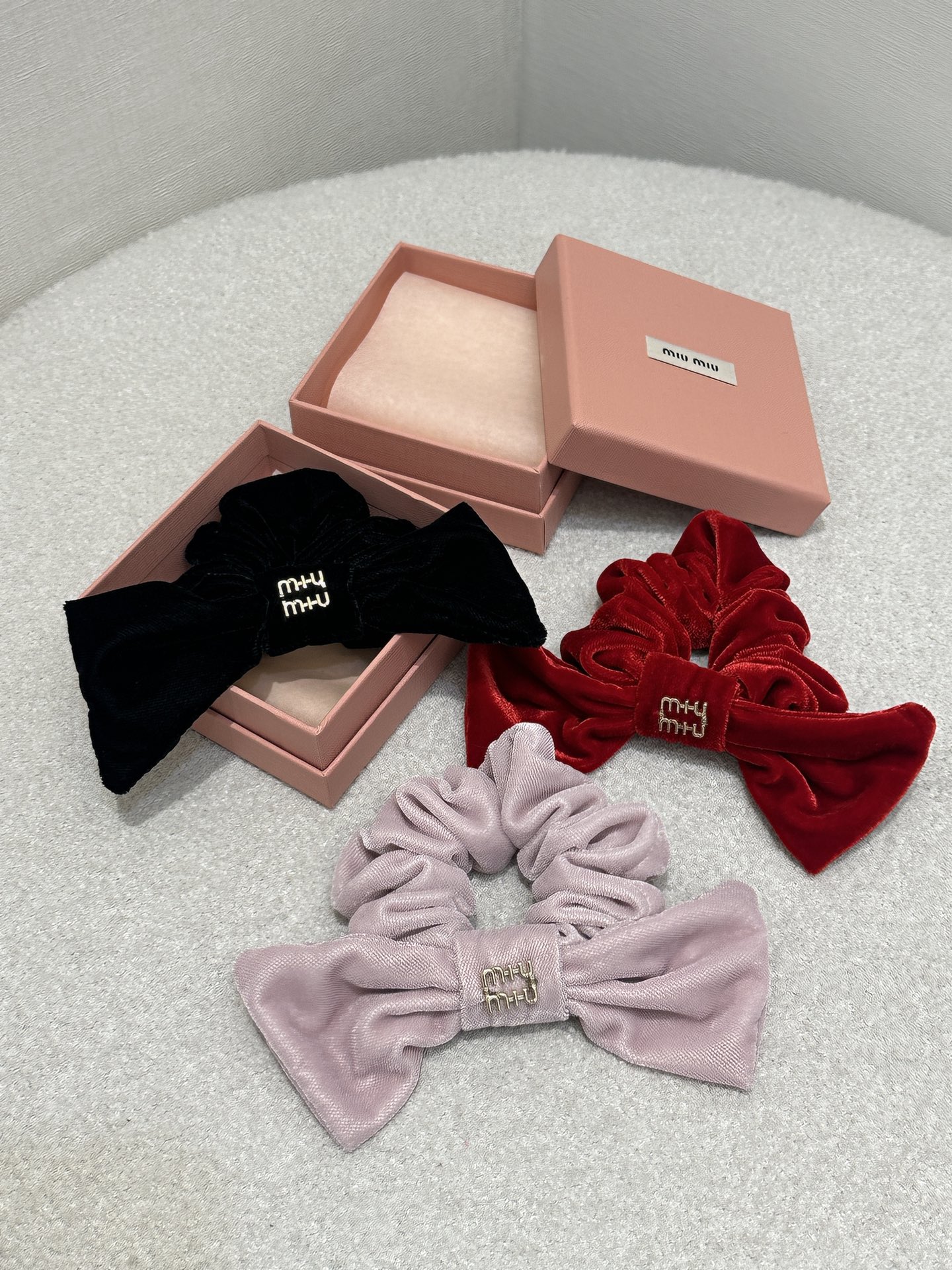 NO:730480,(With box) *25new velvet bow hair tie is full of girly feeling, embellished with metal logo letters, adding more color effects to the outfit~ Exclusively customized yb imported custom velvet material!  Versatile hair accessories for age reduction, embellished with classic logo letter patterns, highlighting the brand's unique charm. It also comes in black ~ 1:1 awesome version, the latest item in early autumn, look for the exclusive high version, one-size-fits-all, real shot (with box),,19860909（配盒子）*25new丝绒蝴蝶结发圈少女感十足,金属徽标字母点缀,为穿搭增添更多色彩效果～ 独家定制yb进口定制天鹅绒材质！减龄百搭发饰,经典徽标字母图案点缀,彰显品牌独有的魅力气质,黑色也会出哒～1:1超赞版型,早秋最新单品 认准独家高版本 均码大货实拍（配盒子）,,,Women's clothing