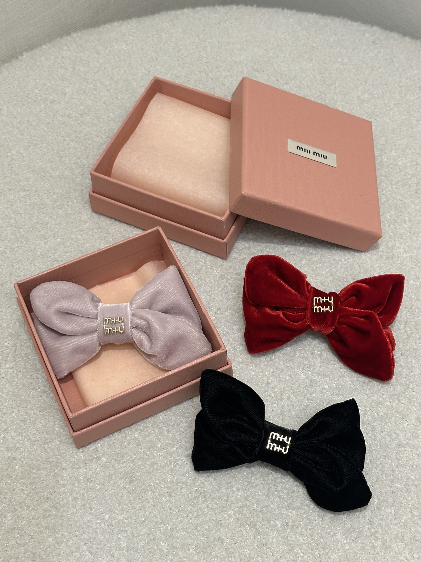 NO:730494,(With box) *25new velvet bow hair tie is full of girly feeling, embellished with metal logo letters, adding more color effects to the outfit~ Exclusively customized yb imported custom velvet material!  Versatile hair accessories for age reduction, embellished with classic logo letter patterns, highlighting the brand's unique charm. It also comes in black ~ 1:1 awesome version, the latest item in early autumn, look for the exclusive high version, one-size-fits-all, real shot (with box),,19860909（配盒子）*25new丝绒蝴蝶结发圈少女感十足,金属徽标字母点缀,为穿搭增添更多色彩效果～ 独家定制yb进口定制天鹅绒材质！减龄百搭发饰,经典徽标字母图案点缀,彰显品牌独有的魅力气质,黑色也会出哒～1:1超赞版型,早秋最新单品 认准独家高版本 均码大货实拍（配盒子）,,,Women's clothing