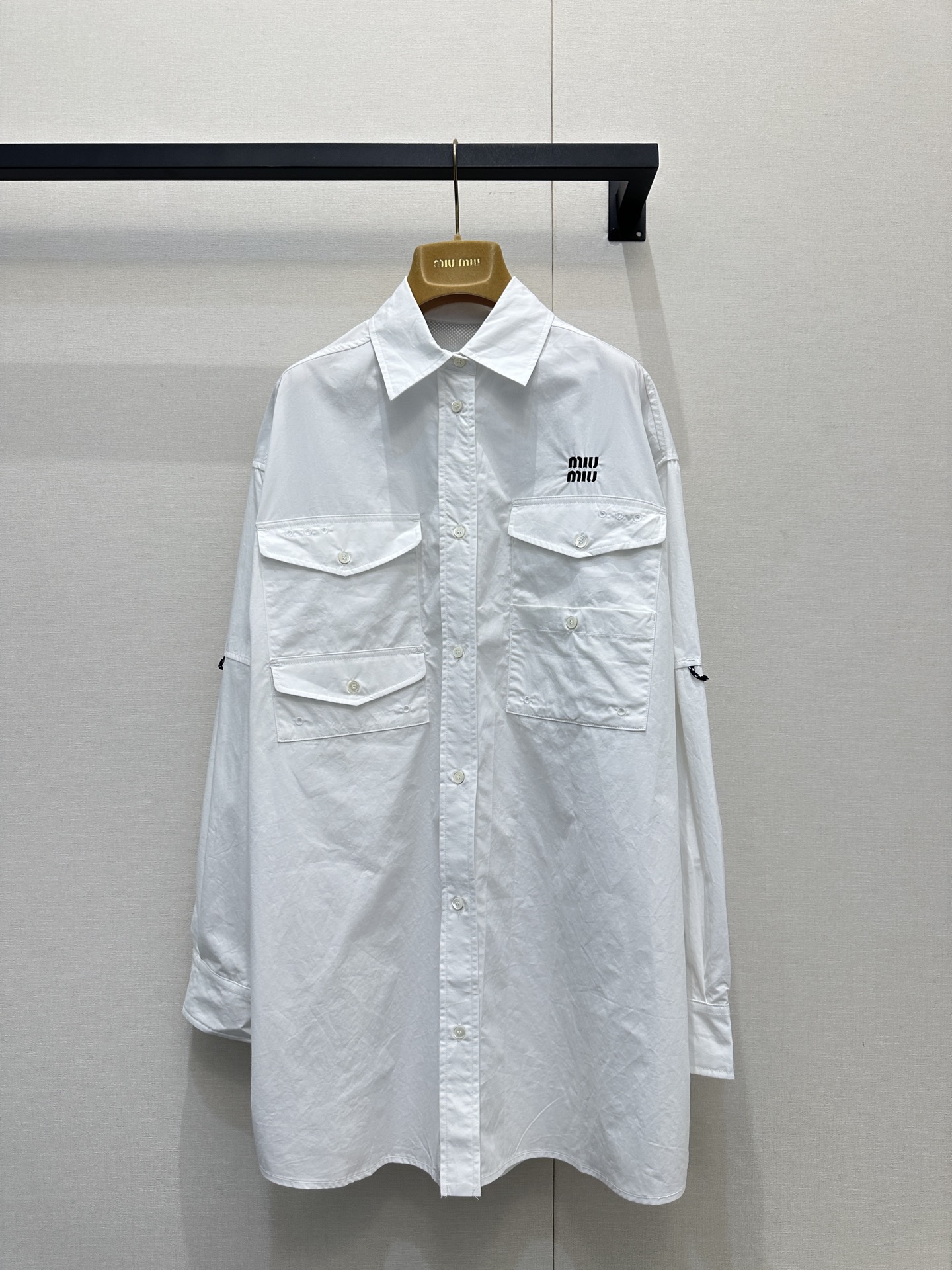 NO:732747,Miumiu letter embroidered loose shirt has a loose and wide fit that makes the upper body very slim~ Pair it with jeans or a skirt to create a classic Miu style layering formula yyds!  There is no pressure to wear the same style for men and women, the fabric texture is light and comfortable, the sleeves and arms are embellished with contrasting nylon rope details, and the contrasting color design of logo letter embroidery highlights the brand's high-end concept ~ a classic style that is versatile and not picky, 1:1 awesome version, the latest items in early spring, look for the exclusive high version SML real shots of large goods,, miumiu, skirts, jeans, shirts,19860909Miumiu 字母刺绣宽松衬衫宽松阔版型上身非常显瘦～搭配牛仔裤或者半裙打造经典Miu系叠穿搭配公式yyds！男女同款穿搭无压力,面料质感轻盈舒适,袖臂以撞色尼龙绳做细节点缀,徽标字母刺绣撞色设计,彰显品牌高端理念～百搭不挑人的经典款,1:1超赞版型 早春最新单品,认准独家独家高版本 SML大货实拍,,miumiu,skirts,jeans,shirts,,Women's clothing