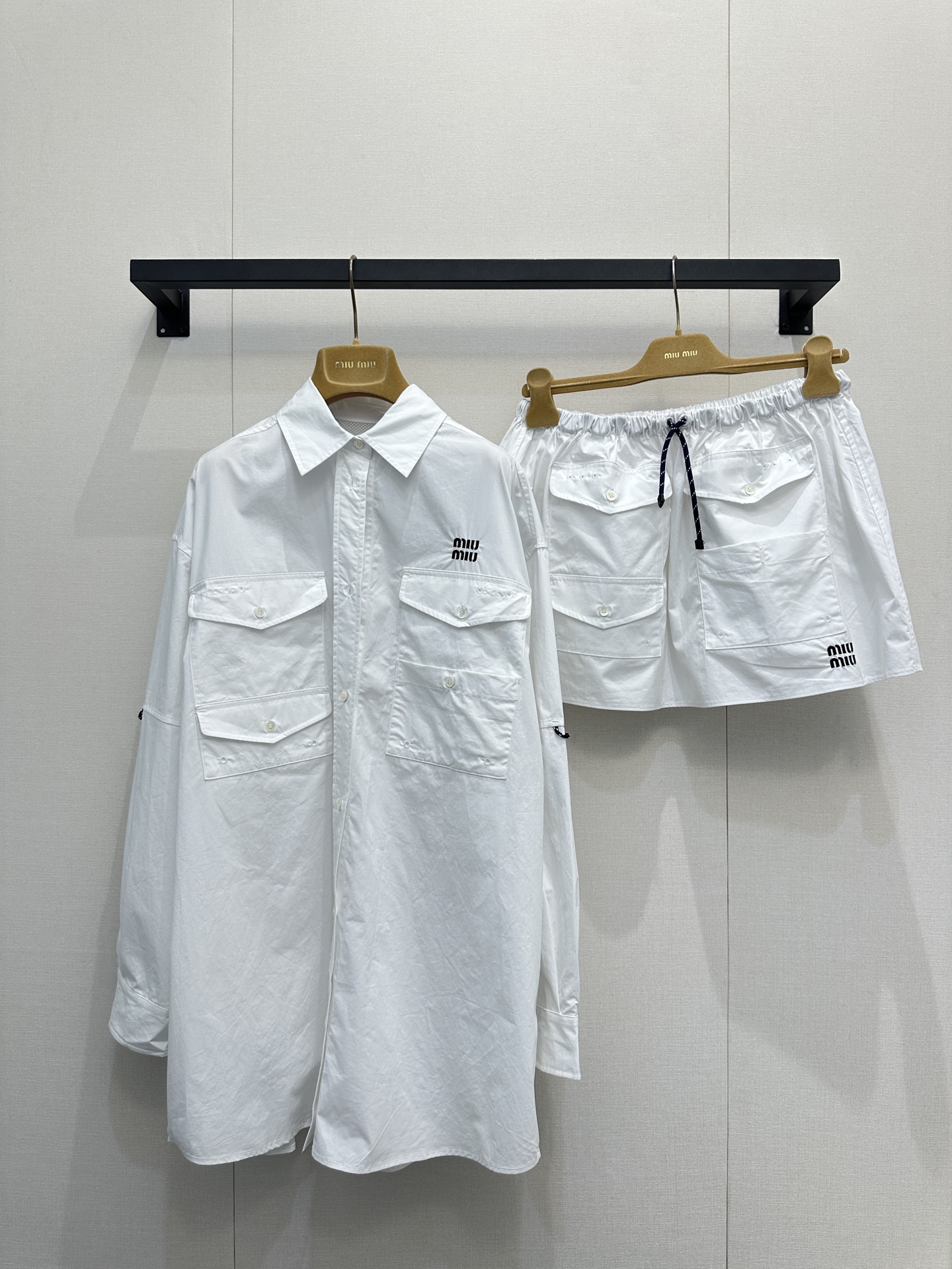 NO:732755,Miu Miu ballet girl style outfit yyds!  Drawstring skirt with letter embroidered logo. It’s so beautiful to be casually matched with exquisite and high-end outfits. It’s gentle and cute and can easily show youthful vitality in daily life. The fabric is soft, delicate and comfortable, with contrasting nylon drawstring adjustment at the waist. The brand logo on the hem is embellished with contrasting embroidery. It’s low-key and connotative. 1:1 awesome version. The latest item in early spring. Look for the exclusive high version. SML’s real shot of the goods,, miumiu, skirts,19860909Miu Miu 芭蕾少女风穿搭yyds！字母刺绣徽标抽绳半裙 随意搭配精致高级穿搭太美咯～温柔与可爱轻松兼得日常都能轻松把青春活力感呈现出来,面料柔软细腻舒适,腰间撞色尼龙抽绳调节,下摆品牌logo撞色刺绣点缀,低调有内涵～1:1超赞版型 早春最新单品 认准独家高版本 SML大货实拍,,miumiu,skirts,,Women's clothing