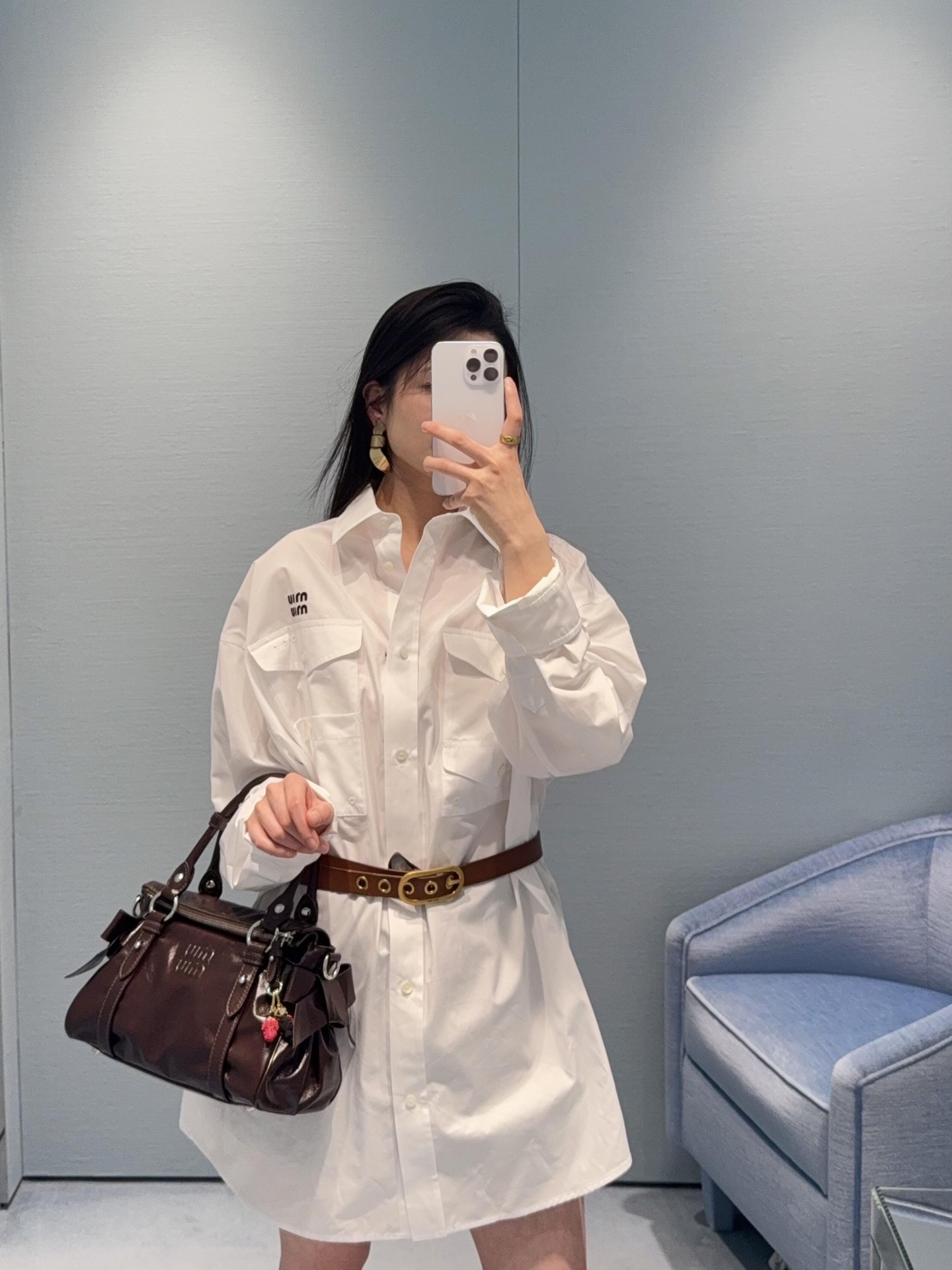 NO:732751,Miumiu letter embroidered loose shirt has a loose and wide fit that makes the upper body very slim~ Pair it with jeans or a skirt to create a classic Miu style layering formula yyds!  There is no pressure to wear the same style for men and women, the fabric texture is light and comfortable, the sleeves and arms are embellished with contrasting nylon rope details, and the logo letters are embroidered in contrasting colors to highlight the brand's high-end concept ~ a classic style that is versatile and not picky, 1:1 awesome version. The latest items in early spring, look for exclusive high-end versions SML,,miumiu,skirts,jeans,shirts,19860909Miumiu 字母刺绣宽松衬衫宽松阔版型上身非常显瘦～搭配牛仔裤或者半裙打造经典Miu系叠穿搭配公式yyds！男女同款穿搭无压力,面料质感轻盈舒适,袖臂以撞色尼龙绳做细节点缀,徽标字母刺绣撞色设计,彰显品牌高端理念～百搭不挑人的经典款,1:1超赞版型 早春最新单品,认准独家独家高版本 SML,,miumiu,skirts,jeans,shirts,,Women's clothing