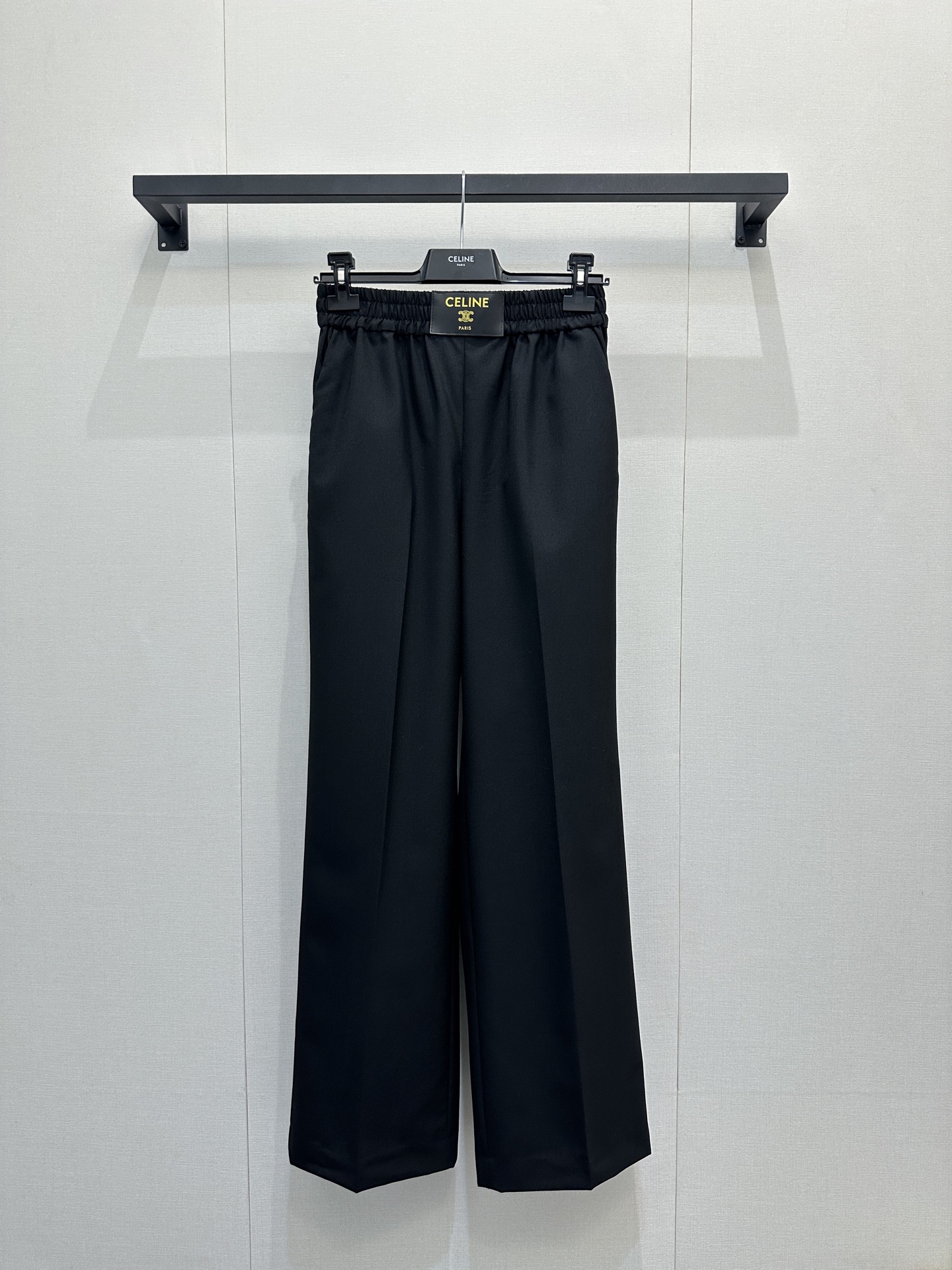 NO:732760,Celin* logo wide-leg wool trousers. Customized YB imported fine imitation wool material. The texture is smooth and smooth. The wear is relaxed. Wide-leg straight trousers. Three-dimensional tailoring creates pleats and volume to modify the body shape more neatly. Fine imitation wool material. With an elastic elastic waist, the wear is tolerant, slim and stylish. It is high-end and simple. The leather logo is embellished on the waist. The temperament is relaxed and elegant. It looks slim and super long. It is full of simple old money style. Customized surface accessories. Look for version. High version. Black  Actual shots of large goods,,celine,19860909Celin*徽标阔腿羊毛长裤 定制YB进口精仿羊毛材质,质感光泽垂顺,穿搭松弛,阔腿直筒长裤,立体裁剪形成压褶放量,修饰身型更为利落,精仿羊毛材质,配合弹力松紧腰身,穿搭包容,垂顺有型,高级简约,腰间点缀皮革徽标,气质松弛优雅,显瘦超显腿长,满满简约老钱风格.定制面辅料 认准版本 高版本 黑色 大货实拍,,celine,,Women's clothing