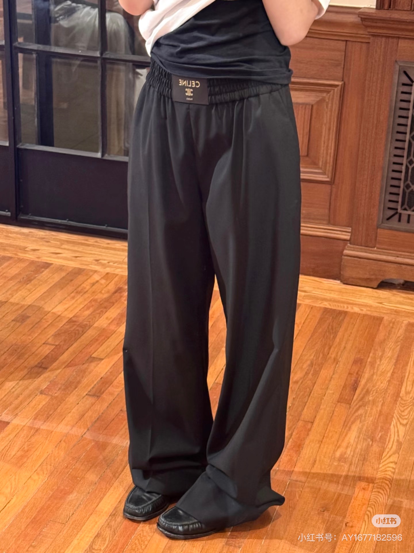 NO:732762,Celin* logo wide-leg wool trousers. Custom-made YB imported fine imitation wool material. The texture is smooth and smooth. The wear is relaxed. Wide-leg straight trousers. Three-dimensional tailoring forms pleats and volume to modify the body shape more neatly. Fine imitation wool material. With an elastic elastic waist, the outfit is tolerant, slim and stylish. It is high-end and simple. The waist is embellished with a leather logo. The temperament is relaxed and elegant. It looks slim and super long. It is full of simple old money style. Customized surface accessories. Look for the version. High version  black,,celine,19860909Celin*徽标阔腿羊毛长裤 定制YB进口精仿羊毛材质,质感光泽垂顺,穿搭松弛,阔腿直筒长裤,立体裁剪形成压褶放量,修饰身型更为利落,精仿羊毛材质,配合弹力松紧腰身,穿搭包容,垂顺有型,高级简约,腰间点缀皮革徽标,气质松弛优雅,显瘦超显腿长,满满简约老钱风格.定制面辅料 认准版本 高版本 黑色,,celine,,Women's clothing