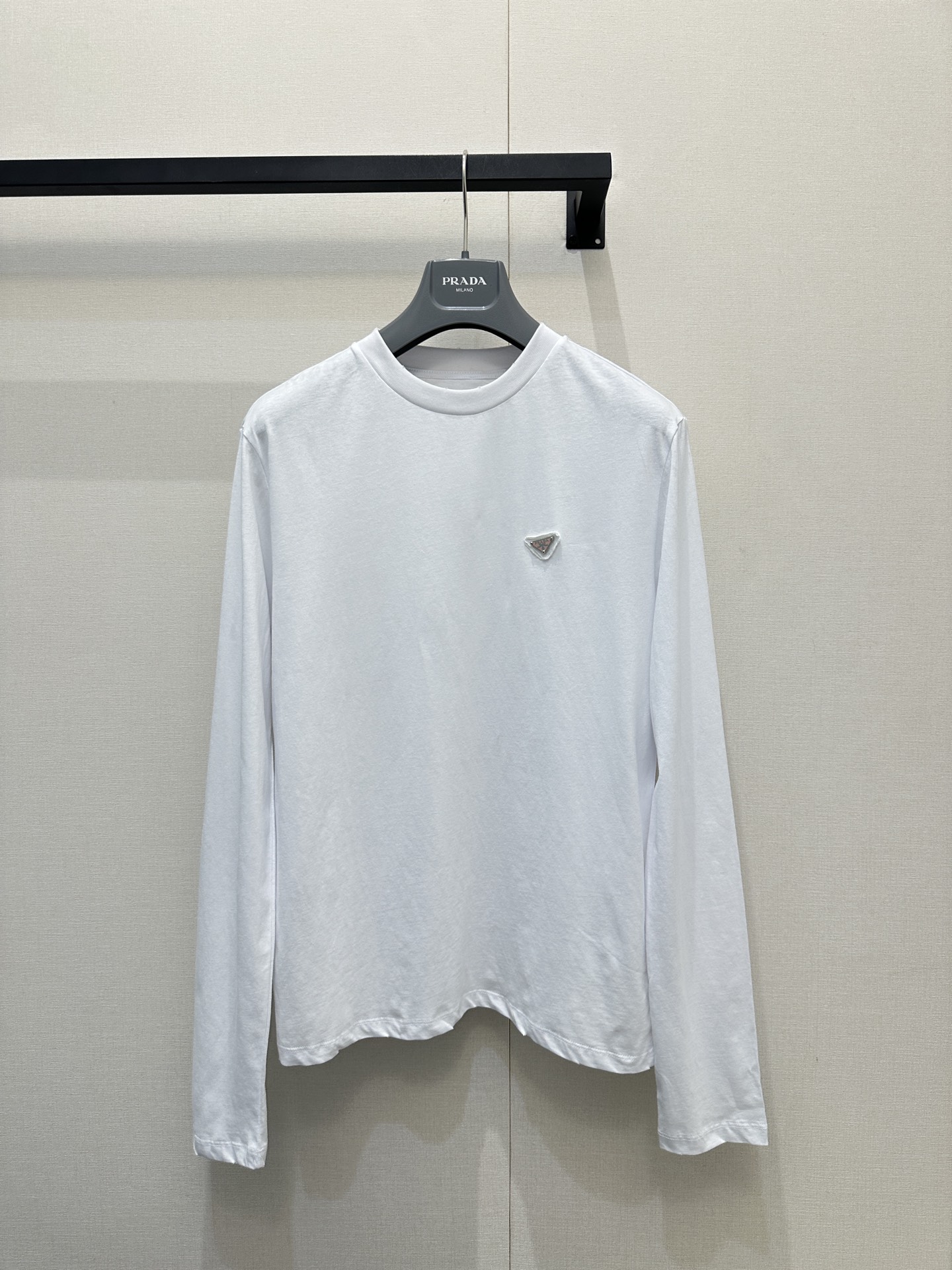 NO:732740,Prad*2026 early spring new style fashionable and versatile white long-sleeved T-shirt, simple and basic design, embellished with the brand's iconic triangle logo on the chest, delicate texture, loose fit, is a versatile and high-end 'universal item' in the wardrobe. Whether it is worn alone, layered or layered, it can easily control various styles, especially suitable for wear enthusiasts who pursue minimalism, low-key luxury. Size SML real shot, prada, tees, t-shirt,19860909Prad*2026早春新款时髦百搭白色长袖T恤,简约基础款设计,胸前点缀品牌标志性三角徽标,质感细腻,版型宽松,是衣橱里百搭又显高级的“万能单品”.无论是单穿、内搭还是叠穿,都能轻松驾驭各种风格,尤其适合追求极简、低调奢华感的穿搭爱好者.码数SML大货实拍,,prada,tees，t-shirt,,Women's clothing