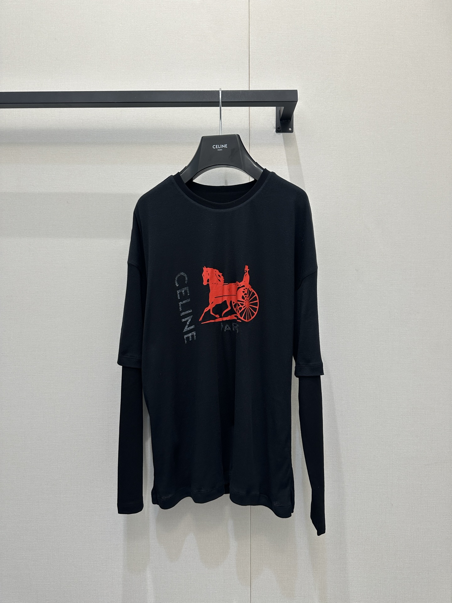 NO:732764,l Celin*2026 new spring and summer two-piece long-sleeved T-shirts with carriage print, made of high-count combed cotton, soft and skin-friendly, super comfortable to wear!  The main tone is black + the carriage print on the chest, which is full of French elegance. The loose round neck design is suitable for a variety of body shapes and is OK to wear alone or layered. The long sleeves are suitable for early spring, warm and fashionable. Paired with jeans or skirts, you can easily switch between street or elegant style. It is a must-have and versatile item for early spring wardrobe!  Size SML large goods real shot,,celine,loro piana,skirts,jeans,tees,t-shirt,19860909l Celin*2026春夏新款马车印花两件长袖T恤,高支精梳棉材质,柔软亲肤,穿着超舒适！黑色主调+胸前马车印花,法式优雅气质满分.宽松圆领设计,包容多种身材,单穿或叠搭都很OK.长袖适合早春,保暖又时髦,搭配牛仔裤或半裙,轻松切换街头or优雅风,是早春衣橱必备百搭单品！码数SML大货实拍,,celine,loro piana,skirts,jeans,tees，t-shirt,,Women's clothing