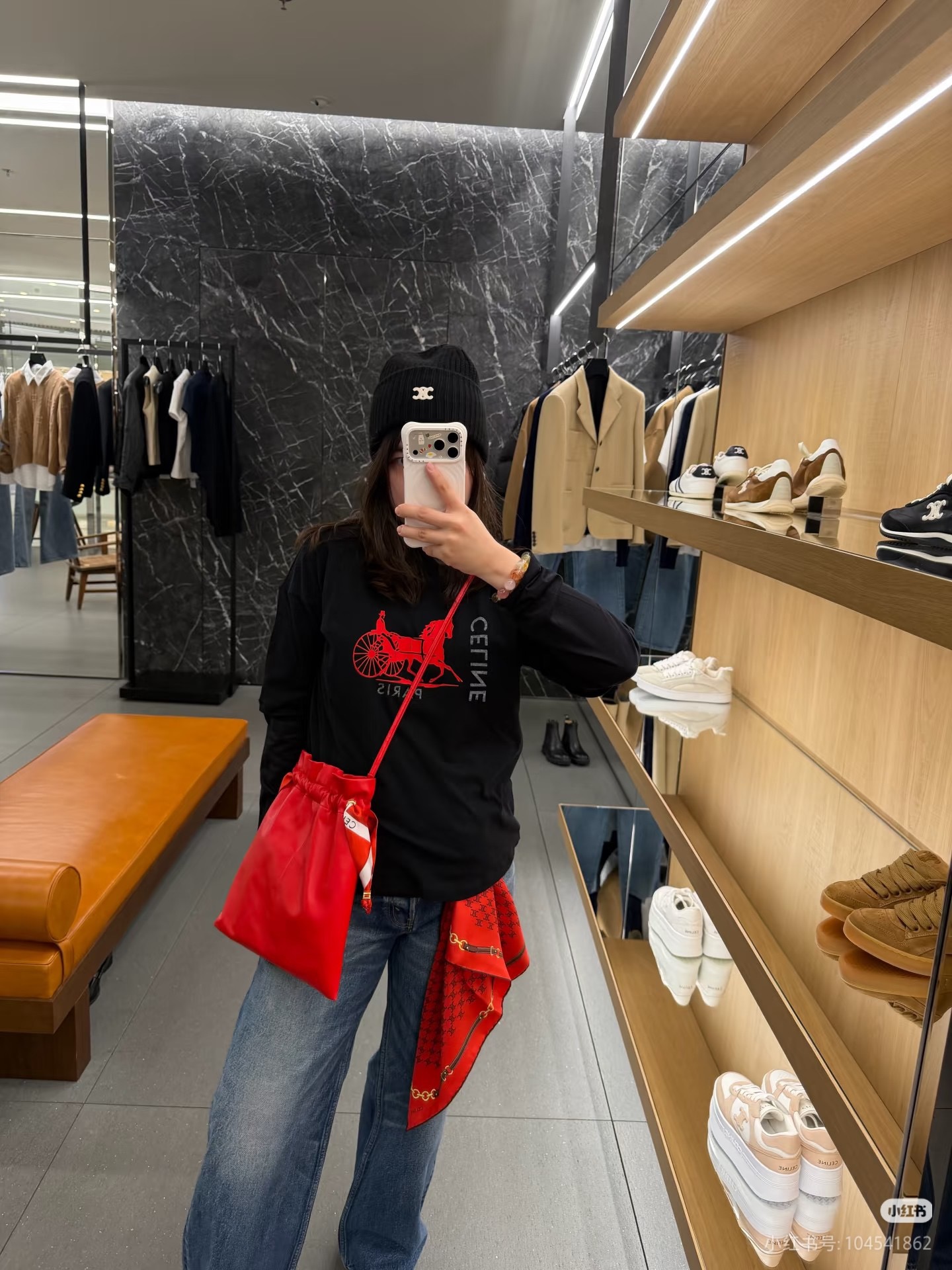 NO:732736,Celin*2026 new spring and summer two-piece long-sleeved T-shirts with carriage print, made of high-count combed cotton, soft and skin-friendly, super comfortable to wear!  The main tone is black + the carriage print on the chest, which is full of French elegance. The loose round neck design is suitable for a variety of body shapes and is OK to wear alone or layered. The long sleeves are suitable for early spring, warm and fashionable. Paired with jeans or skirts, you can easily switch between street or elegant style. It is a must-have and versatile item for early spring wardrobe!  Size SML,,celine,skirts,jeans,tees,t-shirt,19860909Celin*2026春夏新款马车印花两件长袖T恤,高支精梳棉材质,柔软亲肤,穿着超舒适！黑色主调+胸前马车印花,法式优雅气质满分.宽松圆领设计,包容多种身材,单穿或叠搭都很OK.长袖适合早春,保暖又时髦,搭配牛仔裤或半裙,轻松切换街头or优雅风,是早春衣橱必备百搭单品！码数SML,,celine,skirts,jeans,tees，t-shirt,,Women's clothing