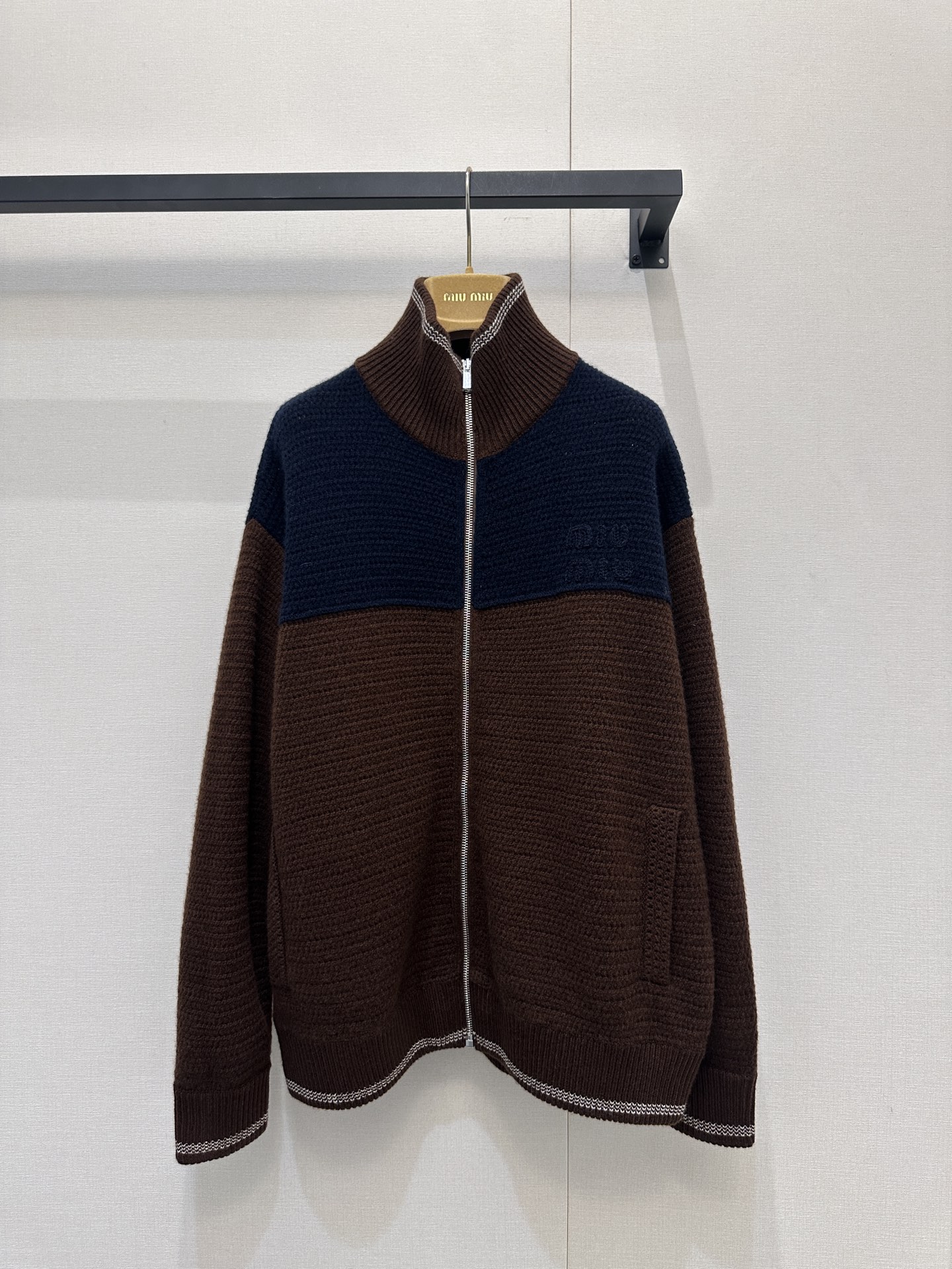 NO:732761,Miumi* 25 autumn and winter series color-blocked knitted cardigan. Navy blue + caramel brown contrast design, retro and high-end! Knitted cotton blend, soft and skin-friendly, super comfortable to wear in autumn and winter. Half-high collar + zipper, easy to put on and take off, white rib embellishment on the cuffs and hem, full of details. Loose off-shoulder version, slim and lazy, can be easily managed for commuting and dating ~ Paired with a white shirt or corduroy skirt, it directly adds a sense of layering and atmosphere!  Size SMl real shot of large goods,,miumiu,skirts,shirts,19860909Miumi* 25秋冬系列拼色针织开衫 藏蓝+焦糖棕撞色设计,复古又高级!针织棉混纺,柔软贴肤,秋冬穿超舒服.半高领+拉链,穿脱方便,袖口和下摆白色罗纹点缀,细节满分.宽松落肩版型,显瘦又慵懒,通勤约会都能轻松驾驭~搭配白衬衫或灯芯绒裙,层次感和氛围感直接拉满! 码数SMl大货实拍,,miumiu,skirts,shirts,,Women's clothing