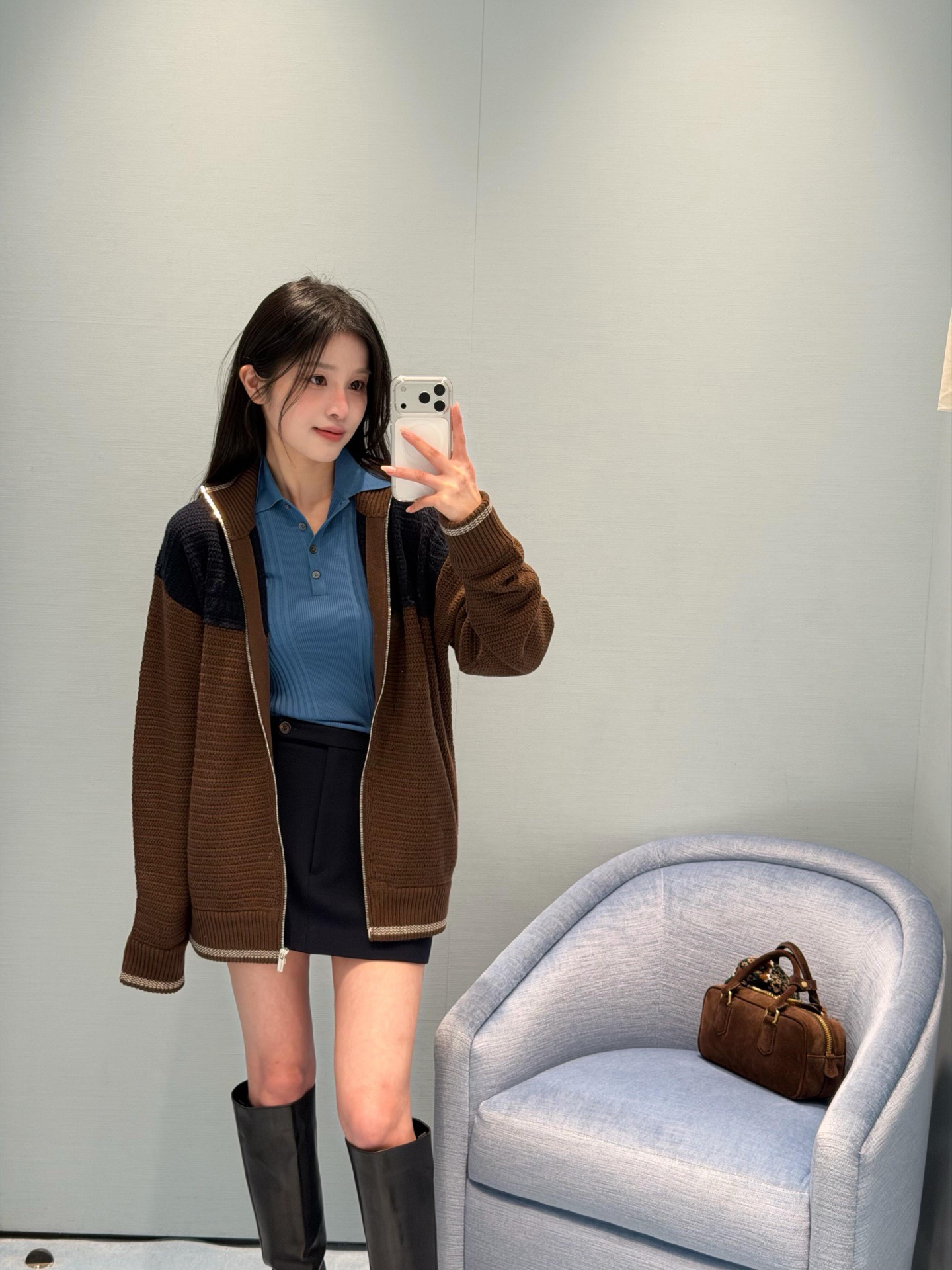 NO:732763,Miumi* 25 autumn and winter series color-blocked knitted cardigan. Navy blue + caramel brown contrast design, retro and high-end! Knitted cotton blend, soft and skin-friendly, super comfortable to wear in autumn and winter. Half-high collar + zipper, easy to put on and take off, white rib embellishment on the cuffs and hem, full of details. Loose off-shoulder version, slim and lazy, can be easily managed for commuting and dating ~ Paired with a white shirt or corduroy skirt, it directly adds a sense of layering and atmosphere!  Size SMl,,miumiu,skirts,shirts,19860909Miumi* 25秋冬系列拼色针织开衫 藏蓝+焦糖棕撞色设计,复古又高级!针织棉混纺,柔软贴肤,秋冬穿超舒服.半高领+拉链,穿脱方便,袖口和下摆白色罗纹点缀,细节满分.宽松落肩版型,显瘦又慵懒,通勤约会都能轻松驾驭~搭配白衬衫或灯芯绒裙,层次感和氛围感直接拉满! 码数SMl,,miumiu,skirts,shirts,,Women's clothing