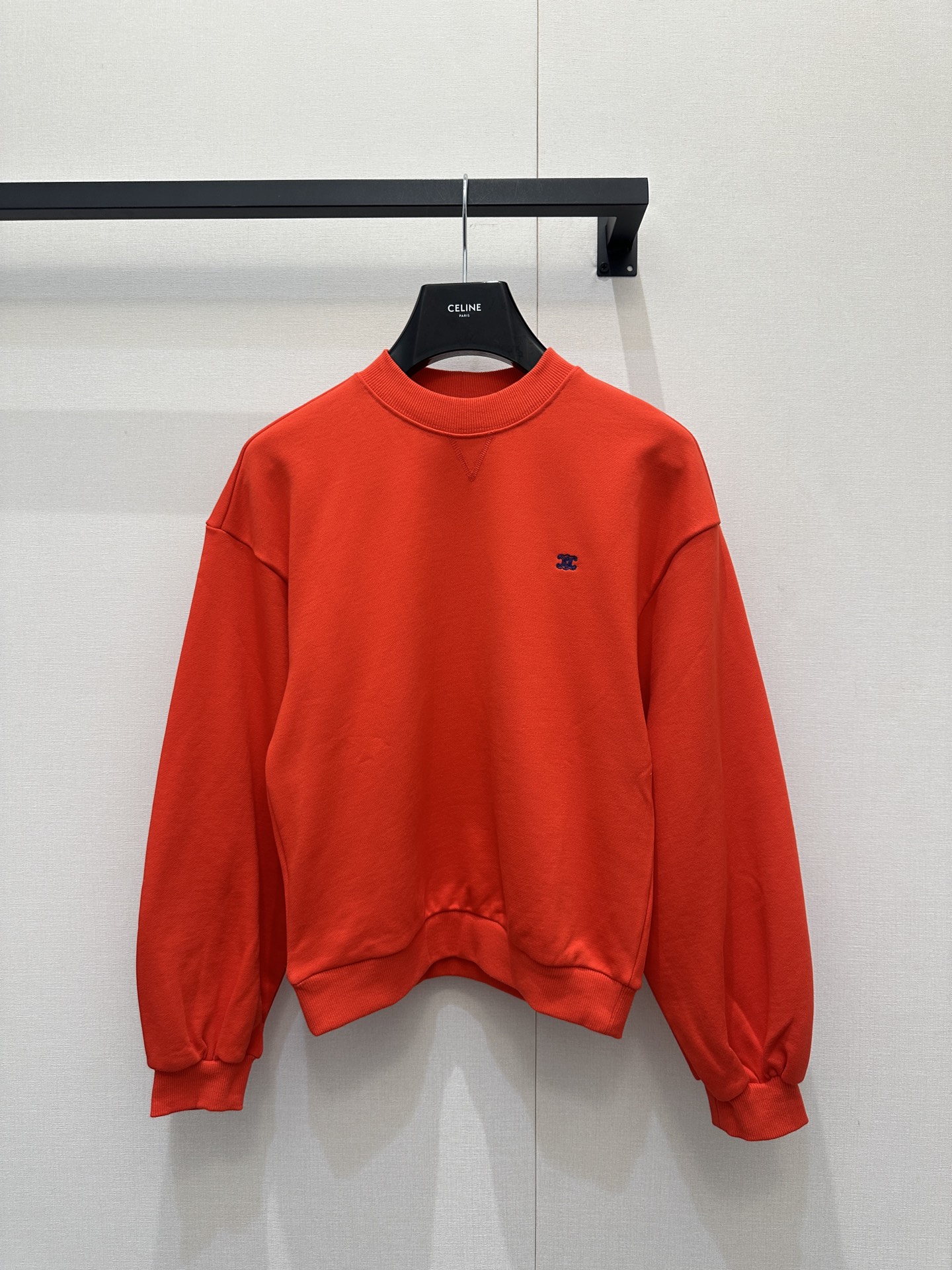 NO:733329,*The Arc de Triomphe logo embroidered small stand-up collar sweatshirt is three-dimensionally cut and has a slightly wide upper body that modifies the proportions around the body. It hides the flesh and has a relaxed and lazy feeling. It looks great with any combination!  The small stand-up collar version is matched with the classic Arc de Triomphe embroidery pattern. The upper body is not too high-profile, and it can be matched with old money style casually!  1:1 awesome version, the latest items in early spring, look out for the exclusive high version, SML real shots of large products, hoodie, sweatshirts,19860909*凯旋门徽标刺绣小立领卫衣立体剪裁微阔版型上身修饰身边比例,藏肉又自带松弛慵懒感,随意搭配都超好看！小立领版型搭配经典凯旋门刺绣图案,上身不会太高调,随意搭配都能自带老钱风气息！1:1超赞版型,早春最新单品,认准独家高版本 SML大货实拍,,hoodie,sweatshirts,,Women's clothing