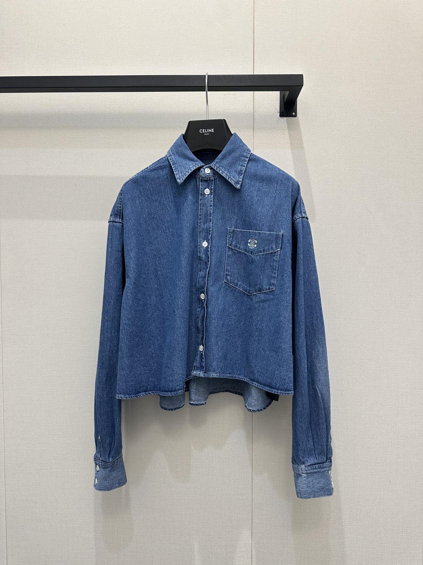 NO:733336,Celin pocket embroidered logo denim shirt with Arc de Triomphe logo embroidered elements on the chest pockets. The versatile and timeless denim elements can be easily matched with any style to create a relaxed look. The mother-of-pearl buckle on the front has an engraved logo pattern, and the details are perfectly processed. The upper body is slightly wider and taller!  It is a highly recommended model for daily commuting or leisure travel ~ 1:1 awesome version. The latest item in early spring. Look for the exclusive high version. SML’s real shots of large quantities, celine, shirts,19860909Celin 口袋刺绣徽标牛仔衬衫胸前口袋凯旋门徽标刺绣元素,百搭不过时的牛仔元素随便搭配都能轻松拥有松弛感穿搭～前襟贝母扣做刻字徽标图案,细节处理超完美～上身微阔立挺有版型！日常通勤或休闲出游都是超优先推荐款～1:1超赞版型 早春最新单品 认准独家高版本 SML大货实拍,,celine,shirts,,Women's clothing