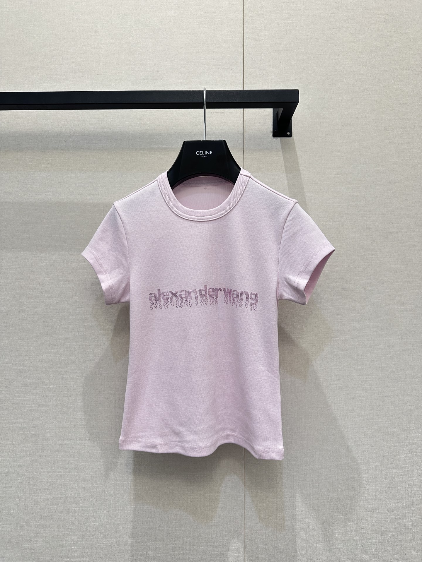 NO:733341,Alexander Wan*2026 spring and summer new style fashionable and versatile pink short-sleeved T-shirt. It is made of 100% pure cotton fabric. The version is slim and short. The brand letters and logo are spliced ​​with shining rhinestones on the chest. It is low-key and a little luxurious. The overall design is simple but does not lose the sense of design. It is suitable for creating sweet and cool, street or light luxury daily styles. Whether worn alone or layered, it can easily become the focus of the style. Size SML large goods real shot, T-shirt, tees, t-shirt,19860909Alexander Wan*2026春夏新款时髦百搭粉色短袖T恤,采用百分百纯棉面料,版型修身微短,胸前以闪亮水钻拼接品牌字母Logo,低调中带点奢华感.整体设计简约但不失设计感,适合打造甜酷、街头或轻奢日常风格.无论是单穿还是叠穿,都能轻松成为造型焦点.码数SML大货实拍,,T-shirt,tees，t-shirt,,Women's clothing
