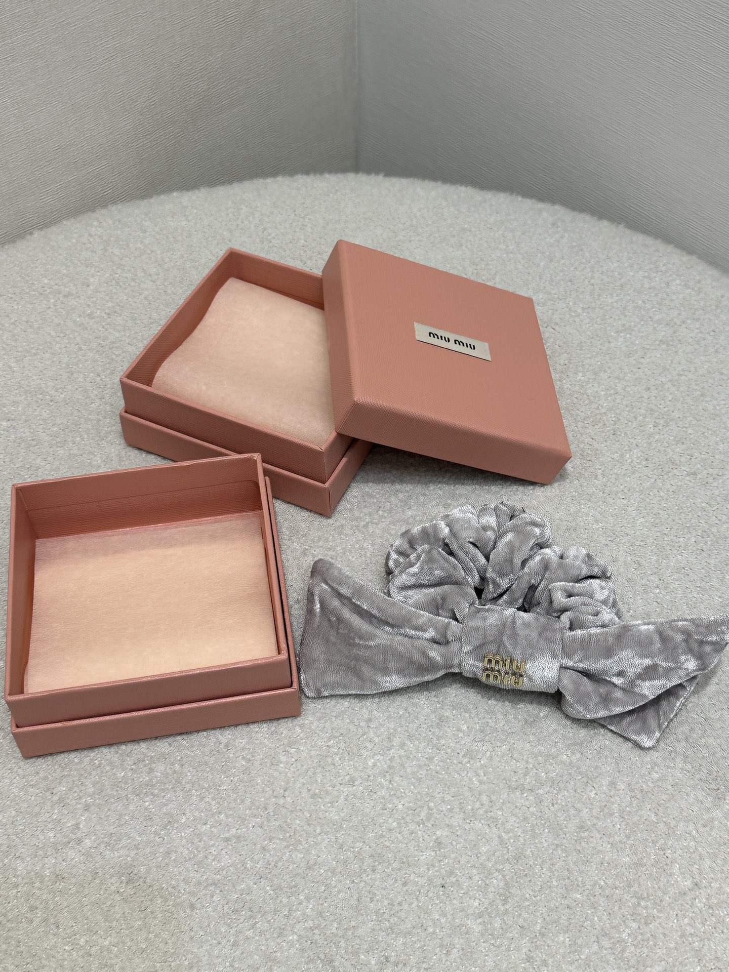 NO:734049,Miu jewelry hairpins (with box), real shots in large quantities, real shots in large quantities, miumiu, hairpins,19860909Miu饰品 发夹（配盒子）大货实拍大货实拍,,miumiu,hairpins,,Women's clothing